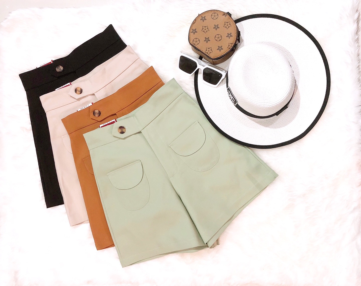 กางเกงขาสั้น งานซิฟหน้าแต่งกระเป๋าโค้งมลกระเป๋าใช้ได้จริงขอบเอวป้ายแต่งธนูติดด้วยกระดุมกลัดดูกิปเก๋ผ้าดับเบิ้ลซาติน รุ่นเมษยา