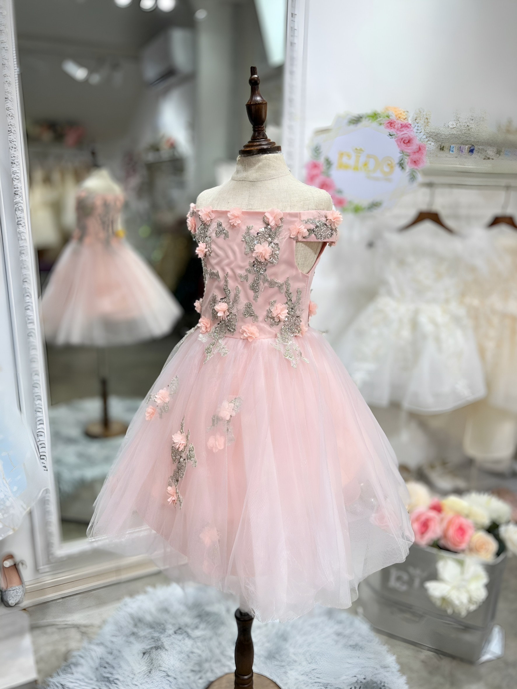 ชุดราตรีเด็ก(หน้าร้านอยู่รัชดา ลองได้ถ่ายรูปจากชุดจริง)W18558 สีชมพู เปิดไหล่ โอบแขน กระโปรงยาว