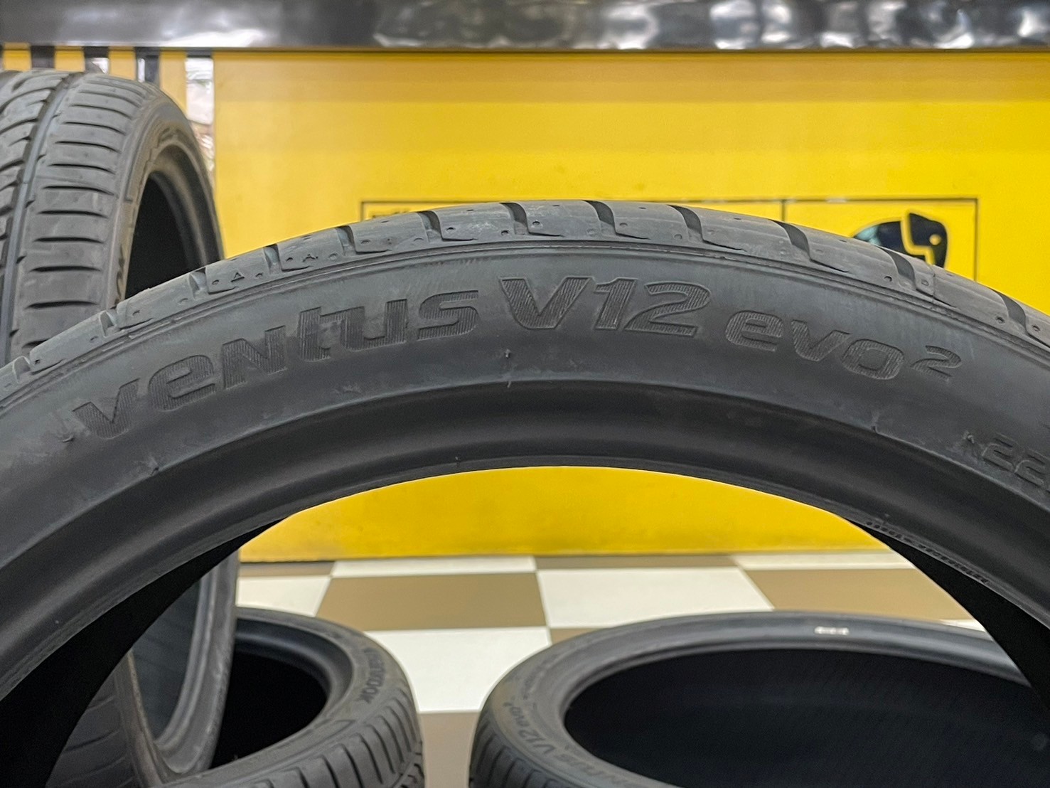 ยางHANKOOK รุ่น VENTUS V12 *evo 2 225/40R19 ยางใหม่ปี2023