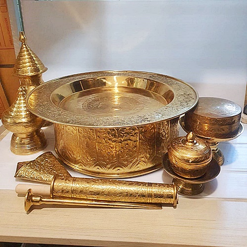 เชี่ยนหมากทองเหลืองทรงโบราณ 14 นิ้ว ตอกลายกลีบบัวหลวง มาพร้อมกระโถนบ้วนหมาก 6 นิ้วครึ่ง Premium & Luxury