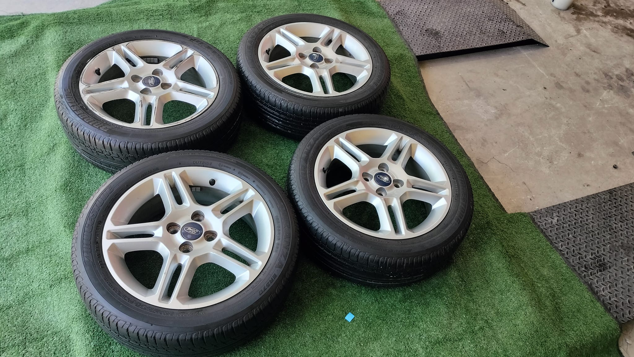 ล้อแม็กเดิมมือสอง FORD ER370ขอบ16" ขนาด4×100 พร้อมยางสภาพดียี่ห้อ BRIDGESTONE ER370 185/55R16