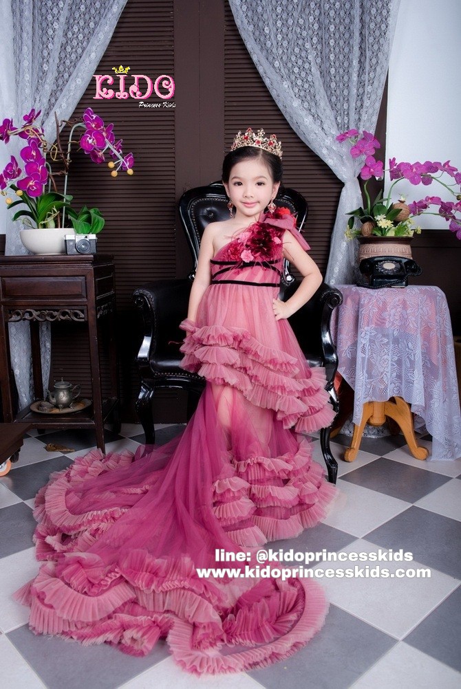 ชุดราตรีเด็กออกงาน *มีหน้าร้านอยู่รัชดา ลองได้ เปลี่ยนได้ ถ่ายรูปเองจากสินค้าจริง* ชุดออกงานเด็กสีม่วงเข้ม กระโปรงหน้าสั้นหลังยาวฟูชั้นๆ หรูมากค่ะ