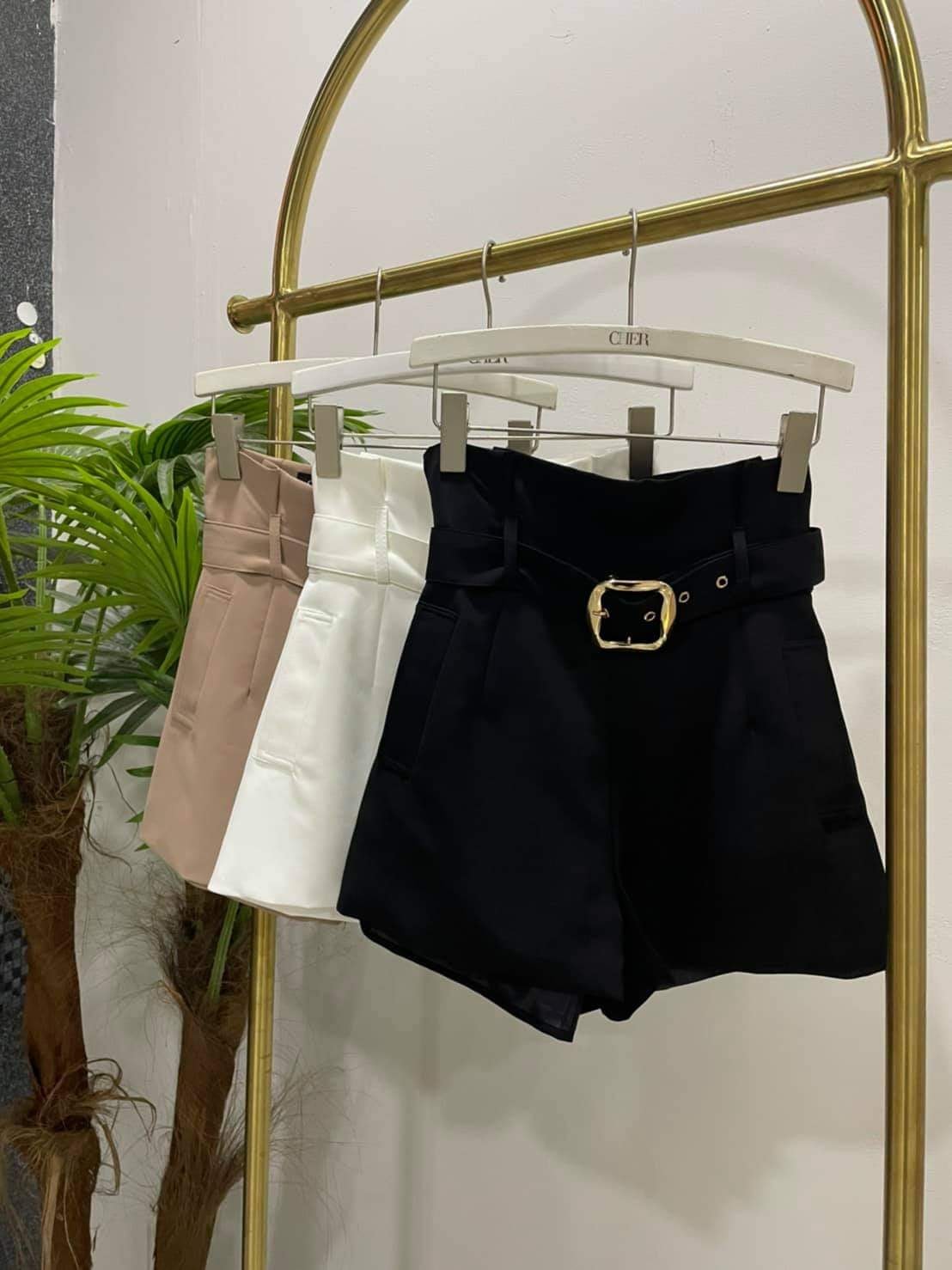 กางเกงขาสั้นเอวสูงปรี๊ด มาพร้อมเข็มขัดทองสวยแพง ปังๆ