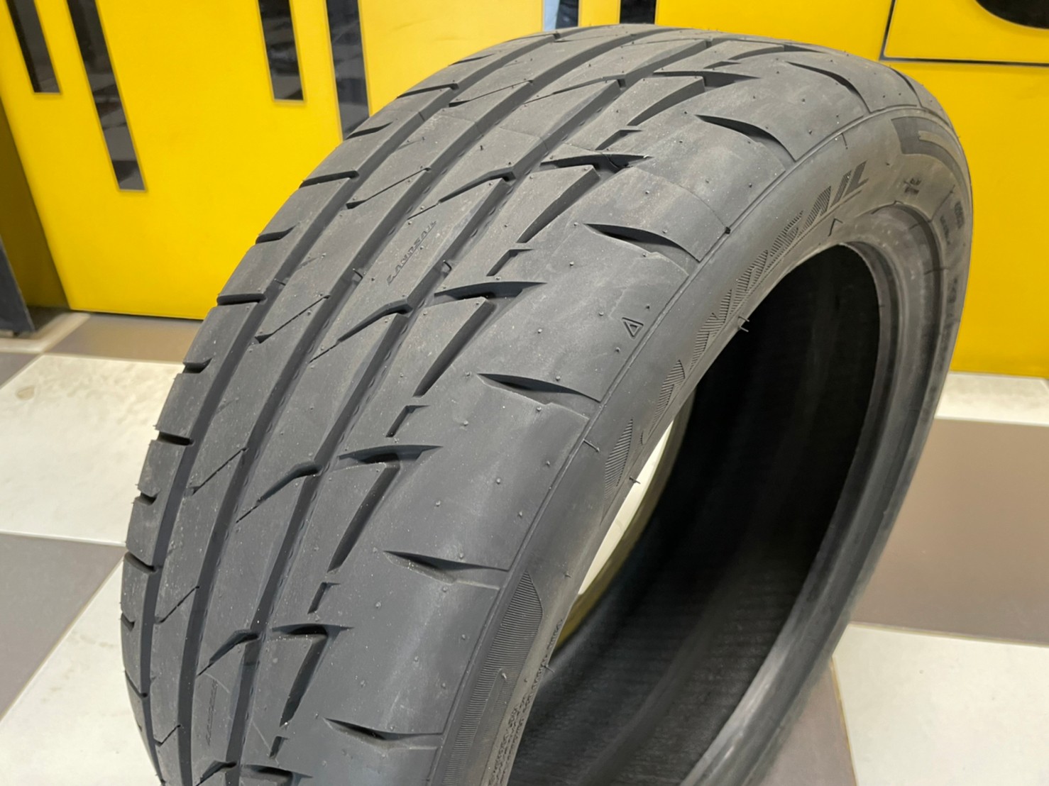 ยางสปอร์ตลายซิ่ง คุณภาพดี Lansail RS009 215/45R17ยางใหม่ปี2023
