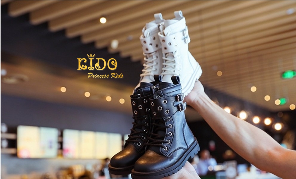 Sบูทเด็ก(หน้าร้านอยู่รัชดา ลองได้)H174 สีขาว ดำ ด้านหน้าคาดเข็มขัดข้อสั้น แบบเท่ๆ