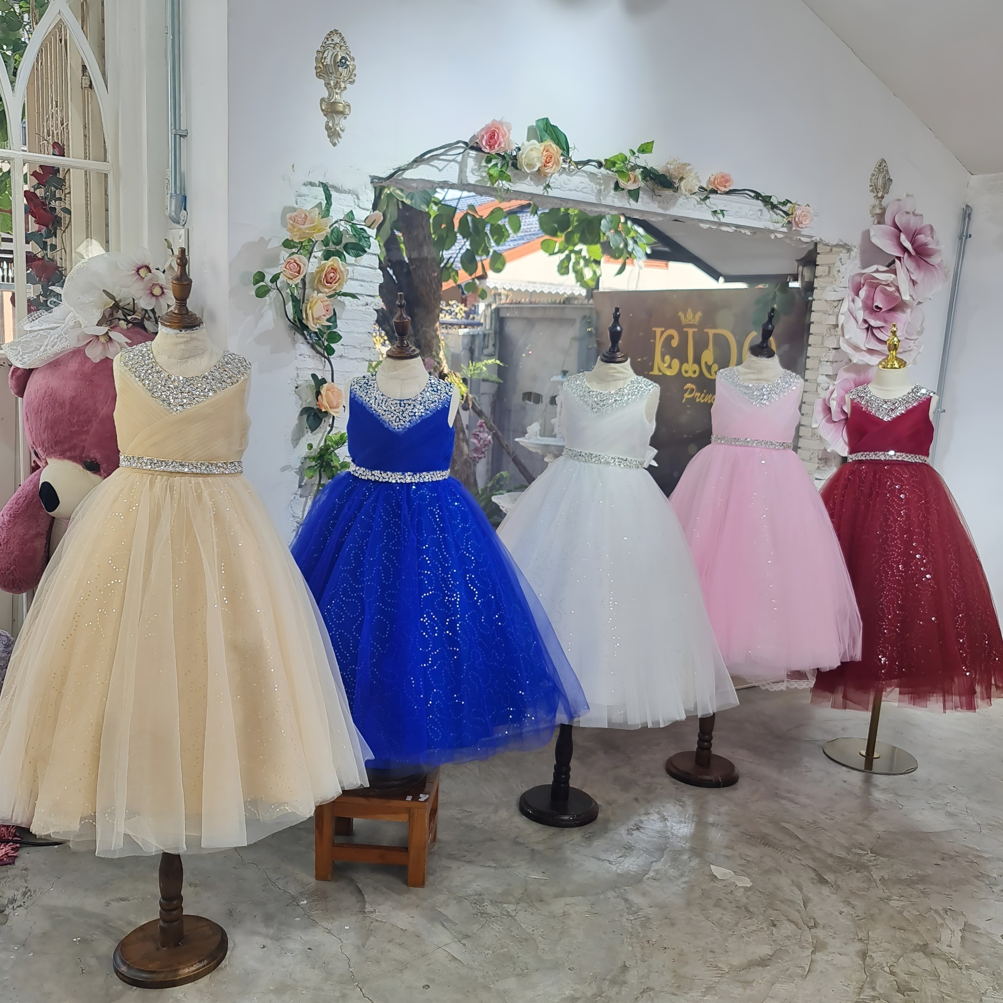 ssชุดราตรีเด็ก(หน้าร้านอยู่รัชดา ลองได้ถ่ายรูปจากชุดจริง)A214สีทอง สีขาว สีชมพู สีแดง สีน้ำเงิน สีฟ้าอกแต่งจีบไหว้เอวปัดเกล็ด กระโปรงยาวสุดหรูหราไฮโซมากๆเลย เดรสออกงานเด็ก