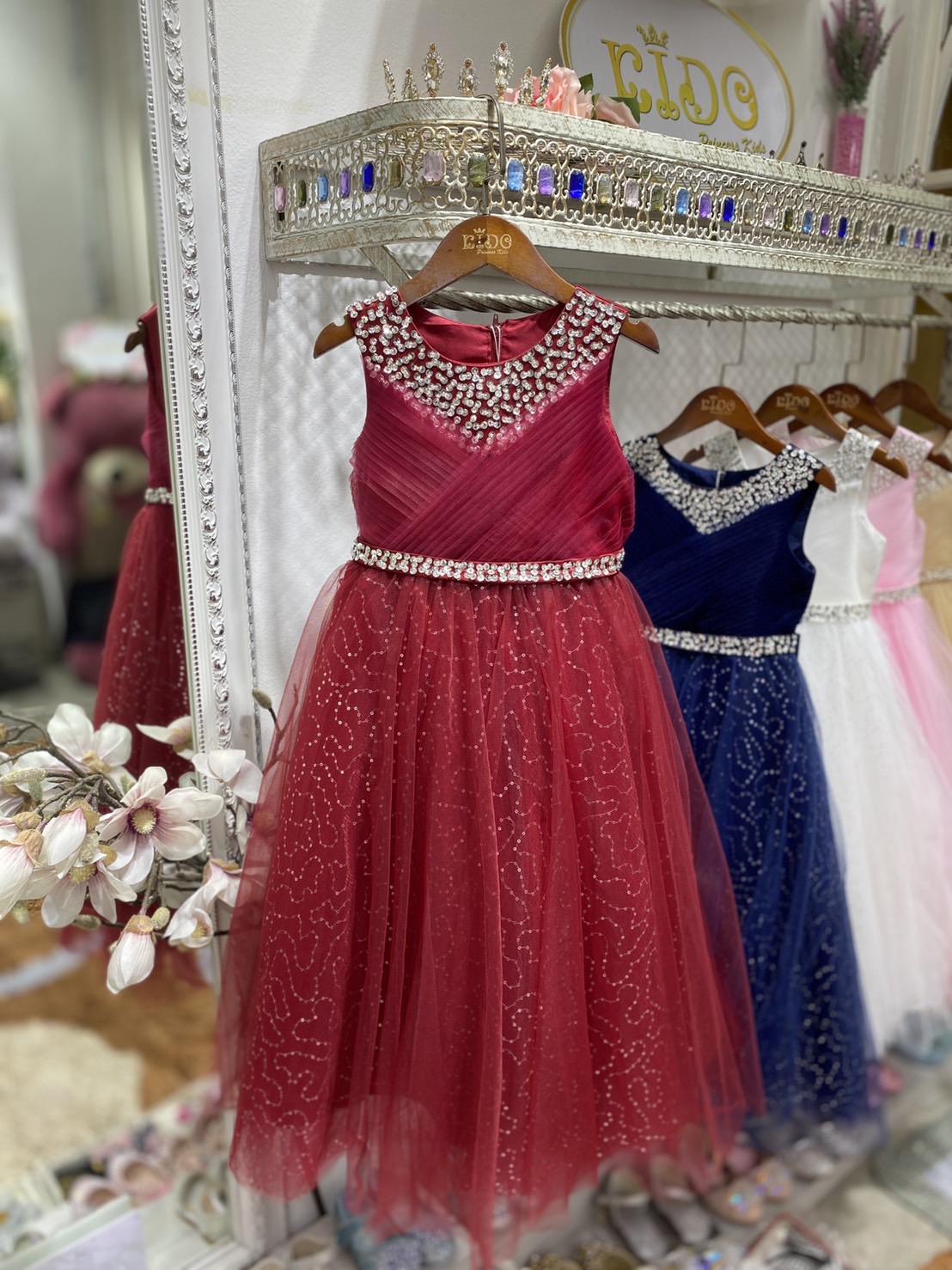 ssชุดราตรีเด็ก(หน้าร้านอยู่รัชดา ลองได้ถ่ายรูปจากชุดจริง)A214สีทอง สีขาว สีชมพู สีแดง สีน้ำเงิน สีฟ้าอกแต่งจีบไหว้เอวปัดเกล็ด กระโปรงยาวสุดหรูหราไฮโซมากๆเลย เดรสออกงานเด็ก