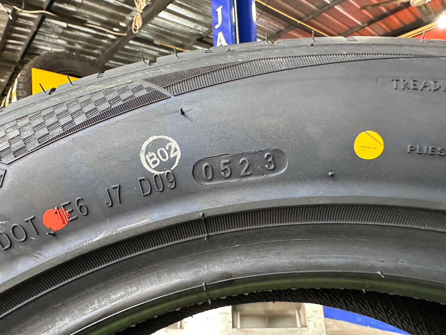 OTANI KC1000 225/55R17 ยางใหม่ปี2023 ราคาพิเศษพร้อมติดตั้งฟรี สามารถสอบถามเพิ่มเติมได้ค่ะ