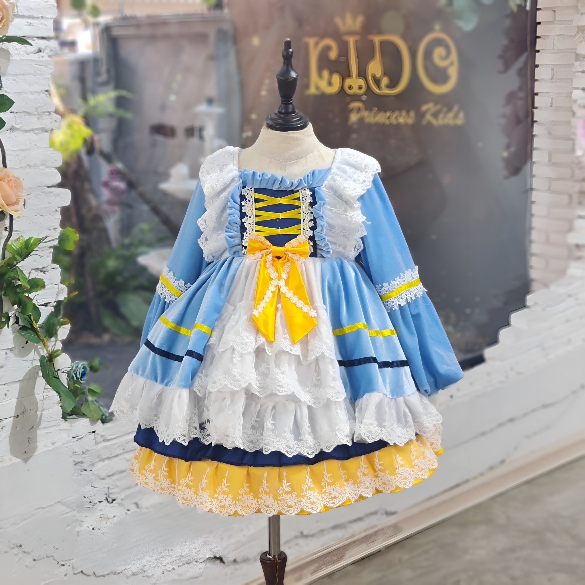 ชุดราตรีเด็ก(หน้าร้านอยู่รัชดา ลองได้ถ่ายรูปจากชุดจริง)W18552 สีฟ้า กระโปรงสั้น แขนยาว สลับชายลูกไม้ชุดสไตล์ยุโรป