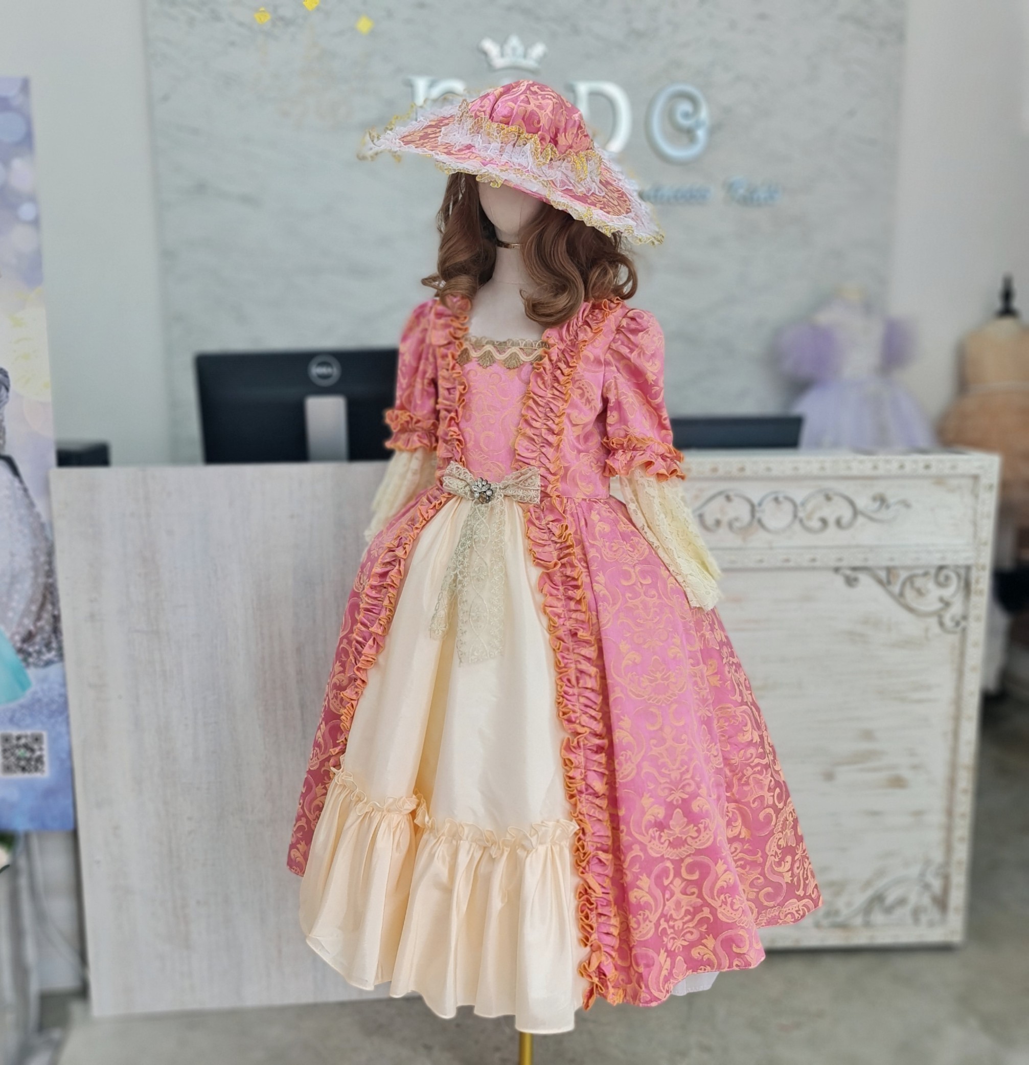 ชุดราตรีเด็ก(หน้าร้านอยู่รัชดา ลองได้ถ่ายรูปจากชุดจริง)W18712สีชมพูเข้ม แนวยุโรป ผ้าแบบเรียบประดับด้วยผ้าลูกไม้ แขนยาว กระโปรงยาว