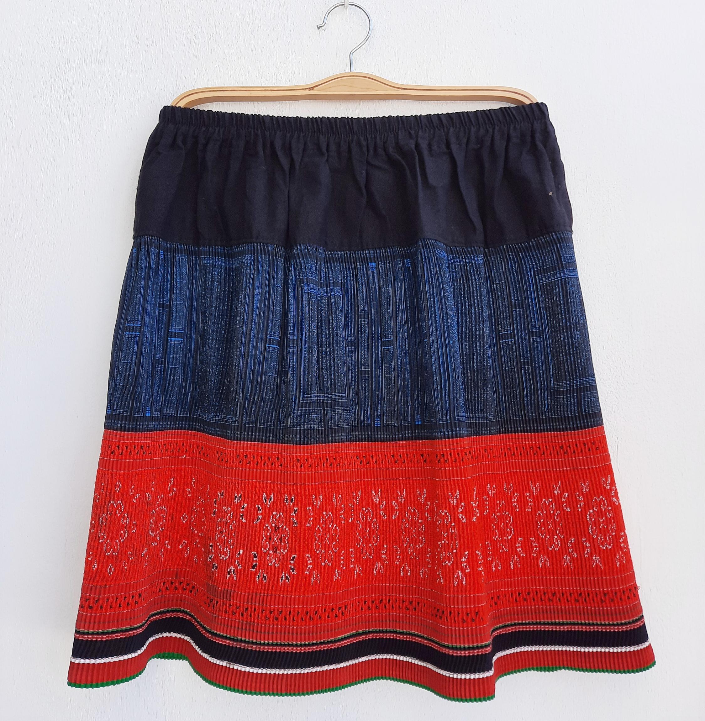 กระโปรงสั้น ผ้าปักมือ สีน้ำเงิน-แดง