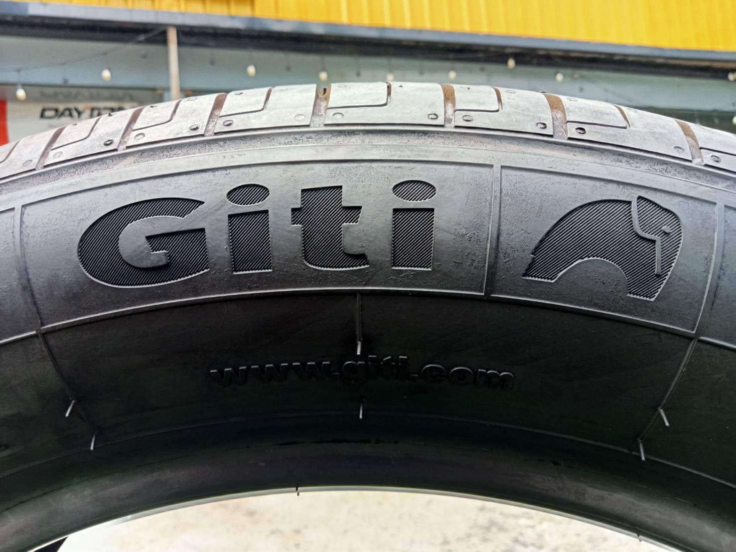 ยางใหม่ปีเก่า #GITI_ComfortF22 215/55R17 ยางปี22 (มี1เส้น)