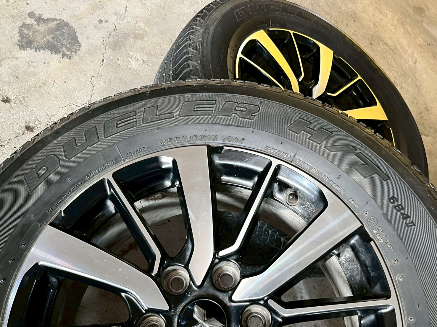 ล้อแม็กซ์เดิม Mitsubishi pajaro Sport พร้อมยางBrisgestone 265/60R18 ล้อสวยพร้อมดีพร้อมใช้งาน