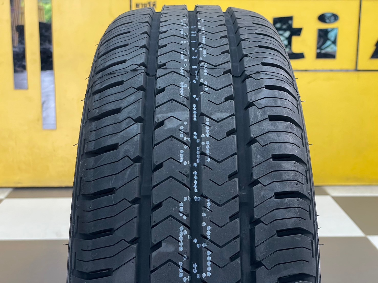 ยางใหม่ GOODRIDE SC326 215/70R15 ยางใหม่ปี2024 (ยางโปรโมชั่นสินค้ามีจำนวนจำกัด)
