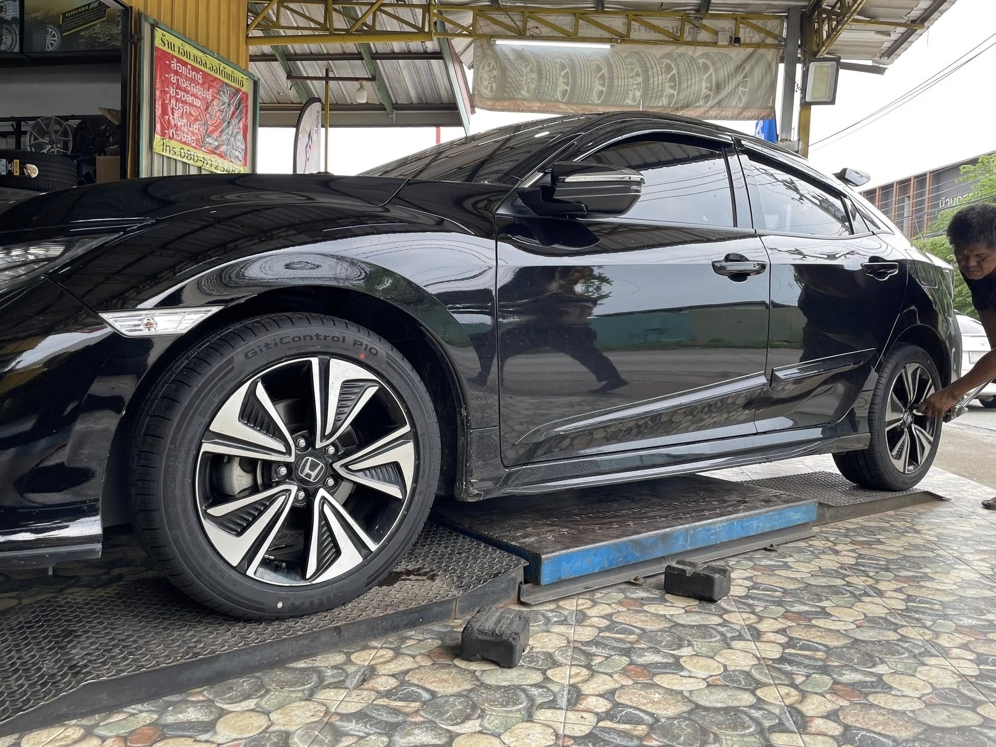 HONDA_CIVIC 🚘🛞🐘#GITI_ControlP10_215/50R17