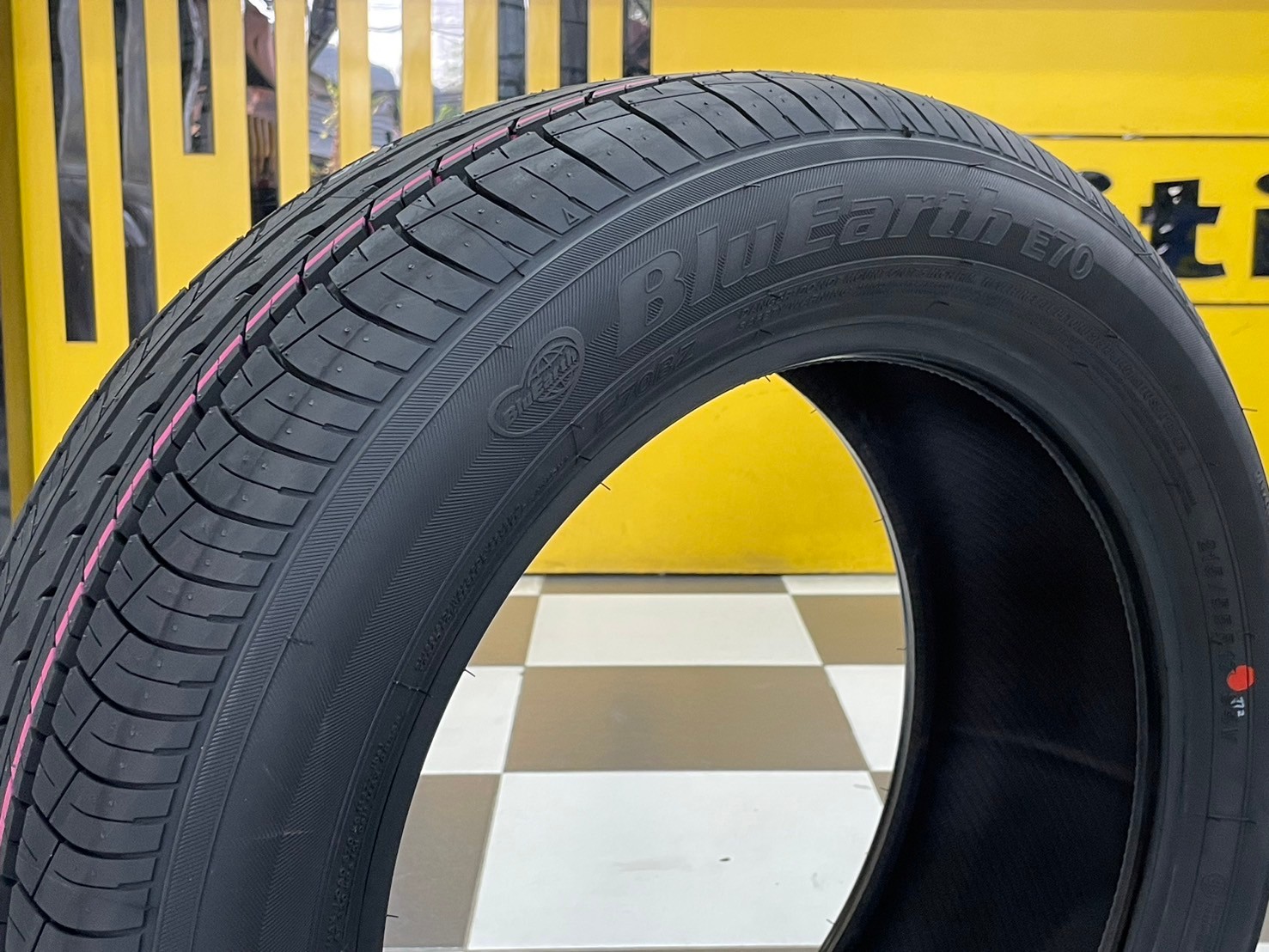 Yokohama BluEarth E70 215/55R17 ยางใหม่ปี2024