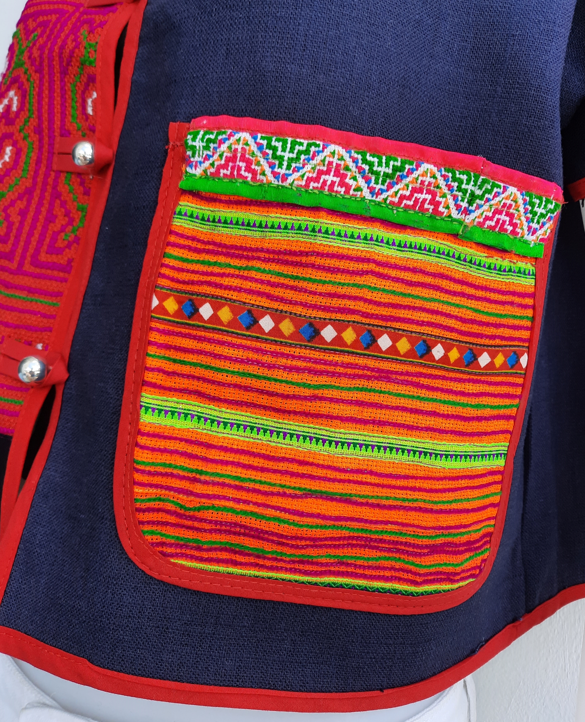 เสื้อผ้ากัญชงสีกรม แต่งผ้าปักโทนชมพูบานเย็น