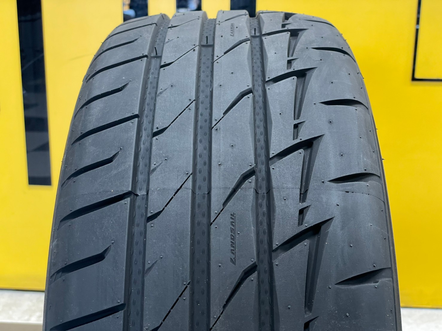 ยางสปอร์ตลายซิ่ง คุณภาพดี Lansail RS009 215/45R17ยางใหม่ปี2023