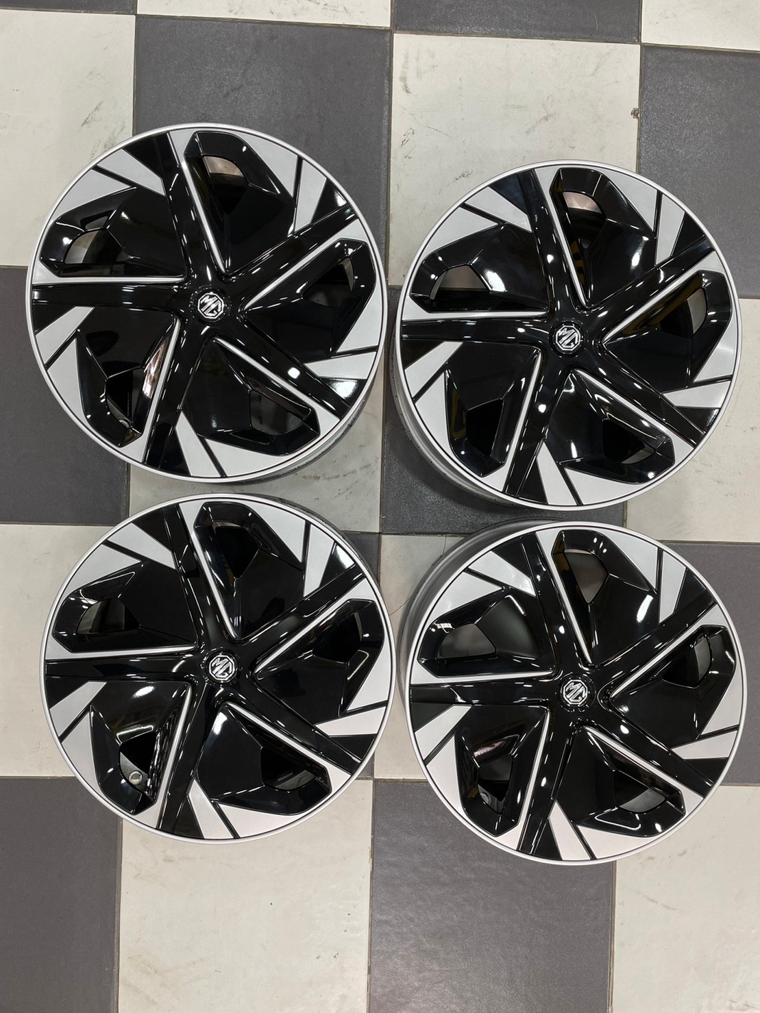 ล้อแม็กป้ายแดงติดรถไฟฟ้า MG4 สีซิลเวอร์พร้อมฝาตบสีดำเงาสวยๆ (4วง)