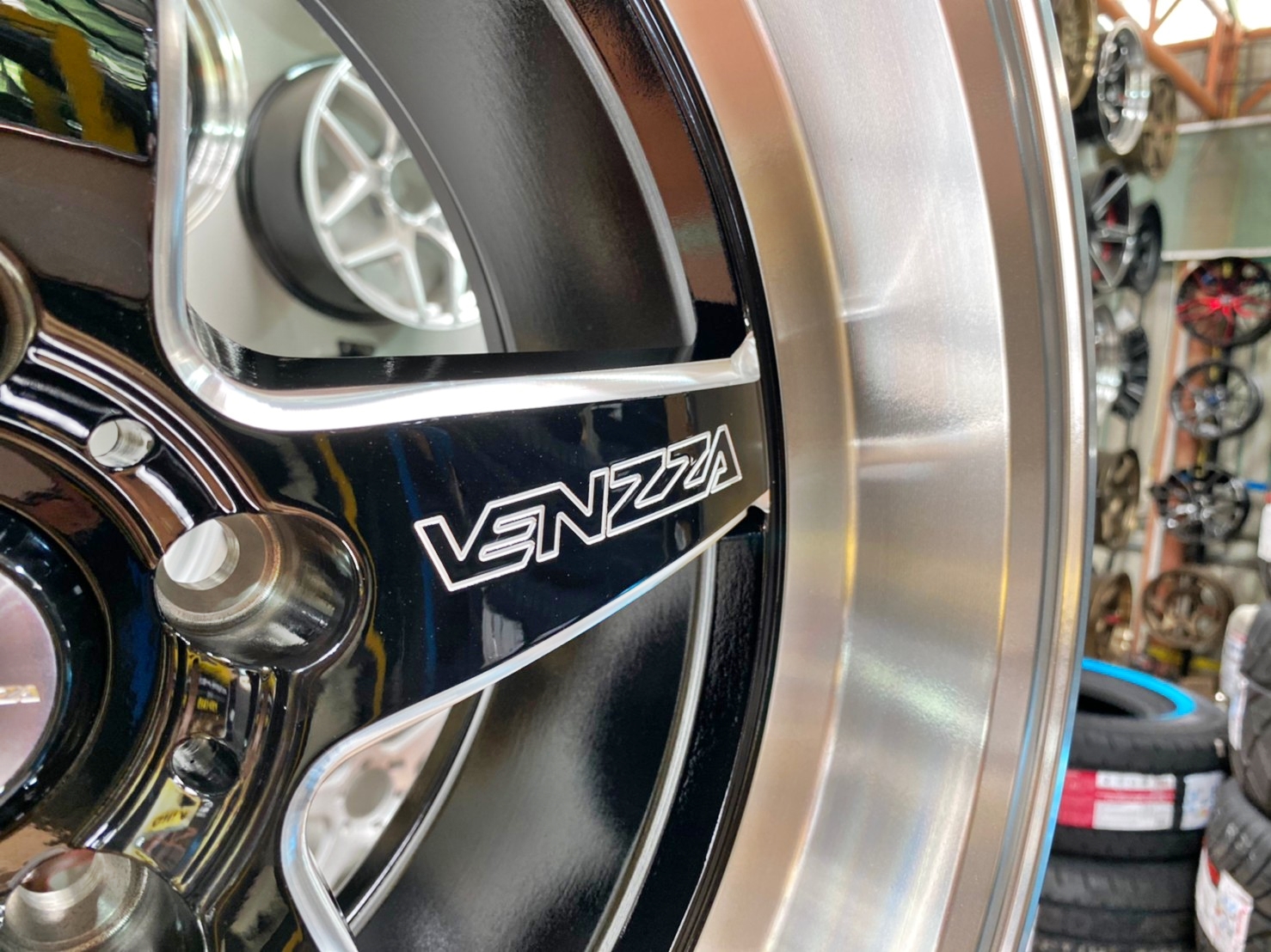 ล้อแม็กเวล Venzza Weld ขอบ18 5รู114 กว้าง9.5 ออฟ30 สีดำขอบกลึงเงา