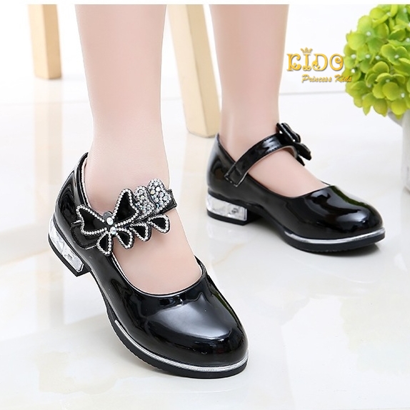 รองเท้าเด็ก ควรเผื่อ1ซมจากยาวเท้า(หน้าร้านอยู่รัชดา ลองได้)H084สีดำ หนังแก้ว คาดโบว์ติดเพชร ตรงสายรัดรองเท้า น่ารักมากคะ
