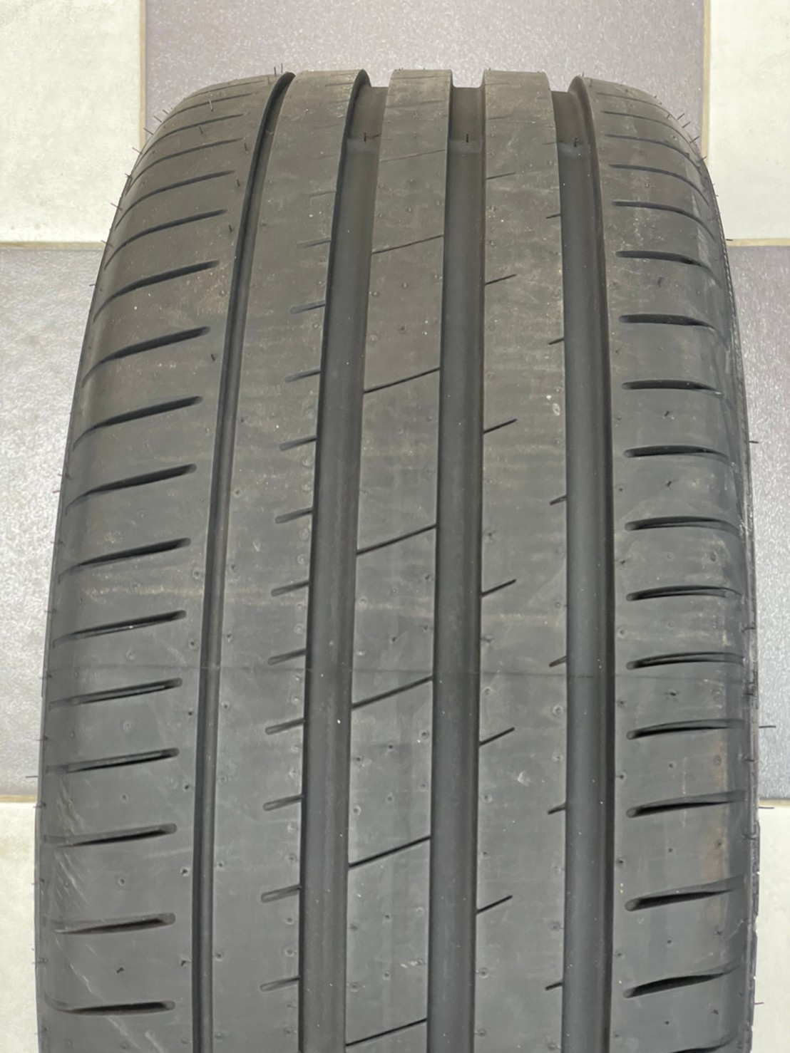 Apollo 235/35R19 Aspire4G ยางใหม่ปี2021 พร้อมติตตั้งฟรี