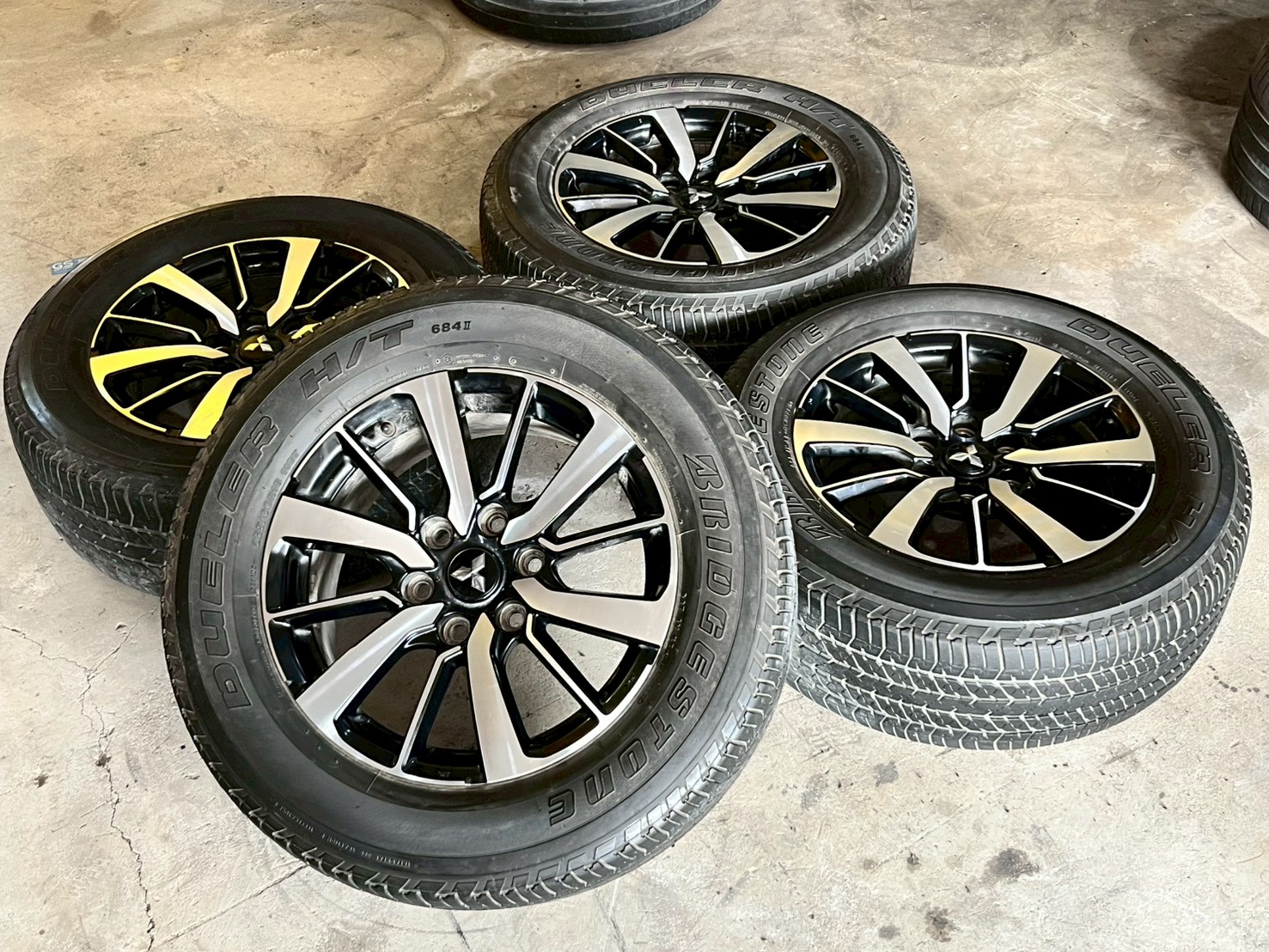 ล้อแม็กซ์เดิม Mitsubishi pajaro Sport พร้อมยางBrisgestone 265/60R18 ล้อสวยพร้อมดีพร้อมใช้งาน