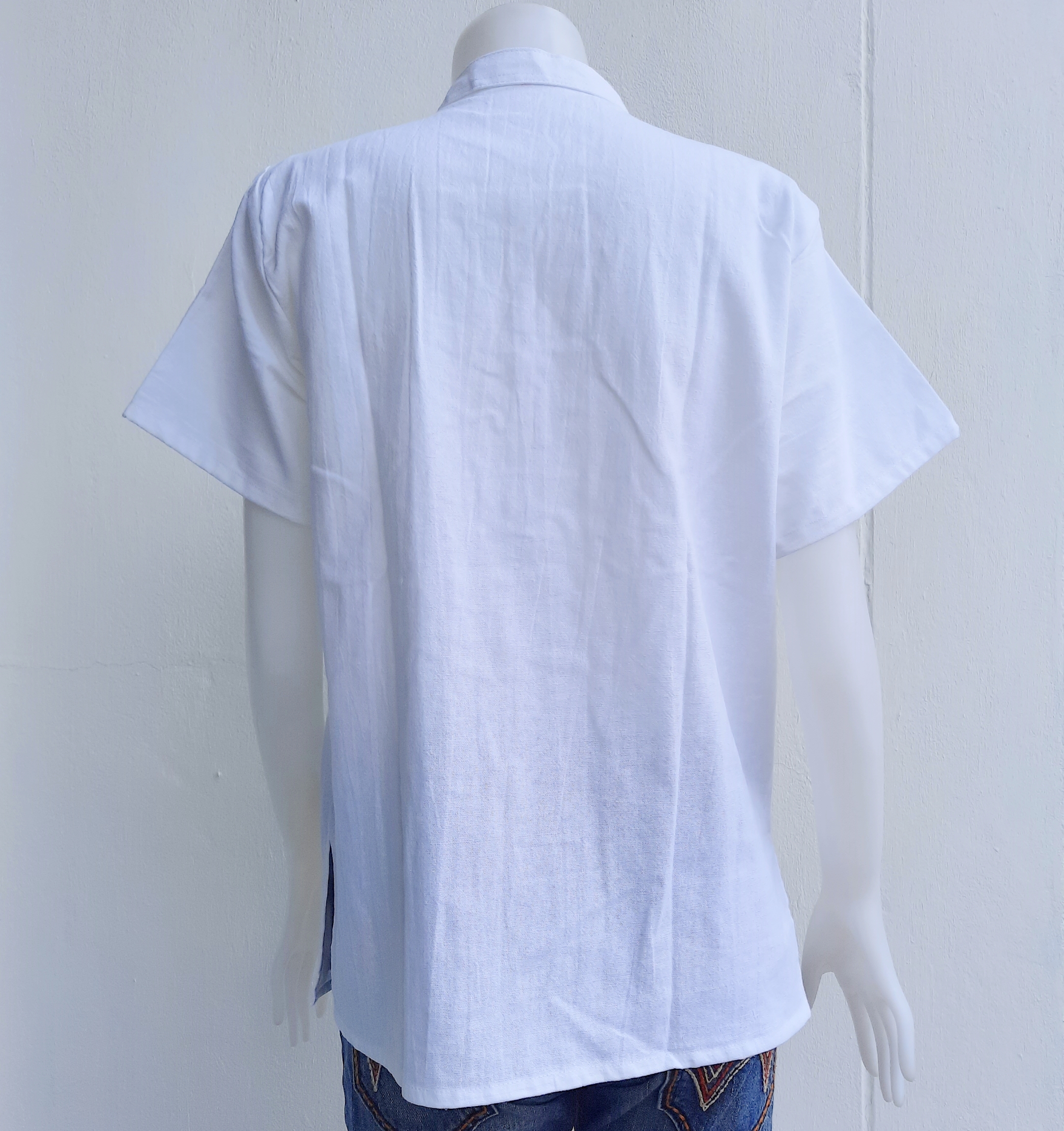 เสื้อคอจีนแขนสั้นสีขาว แต่งผ้าปักมือลายสวย
