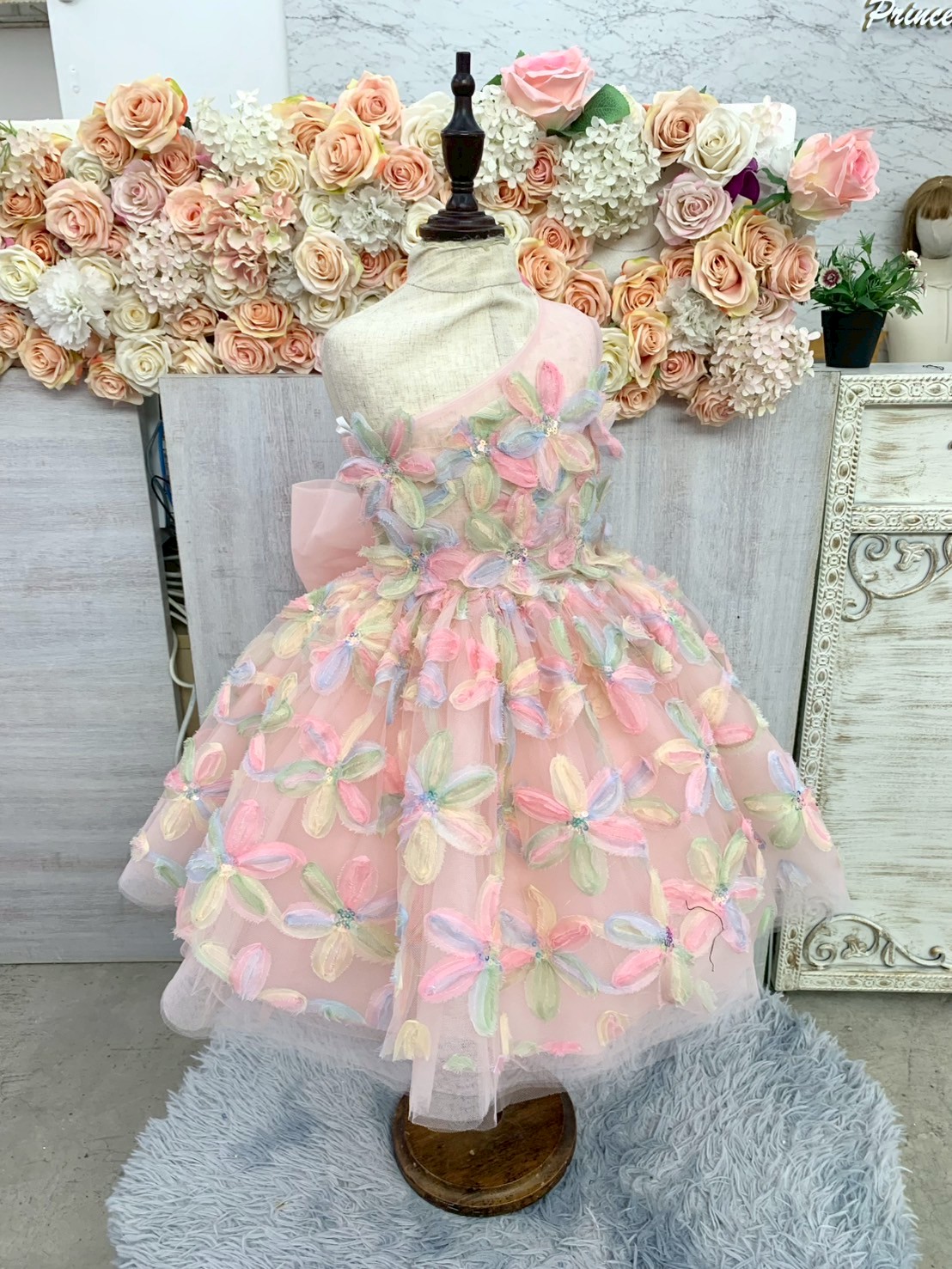 ชุดราตรีเด็ก(หน้าร้านอยู่รัชดา ลองได้ถ่ายรูปเองจากชุดจริง)W19129 สีชมพู กระโปรงสั้น แขนสั้น ดอกไม้น่ารักๆติดรอบชุด