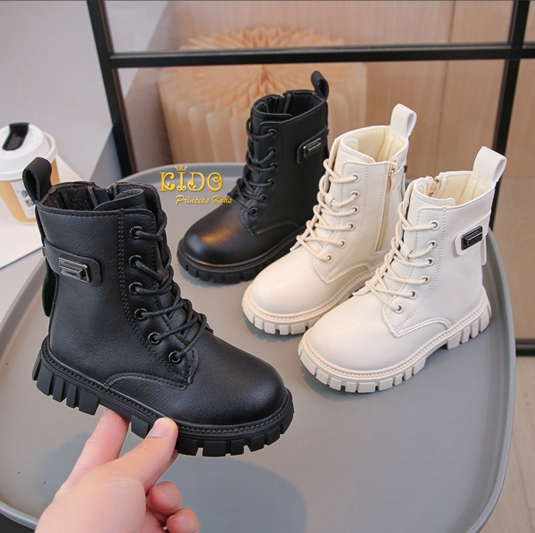 บูทเด็ก(หน้าร้านอยู่รัชดา ลองได้)H166 สีขาว ด้านหน้าร้อยเชือกข้อสั้น แบบเท่ๆ