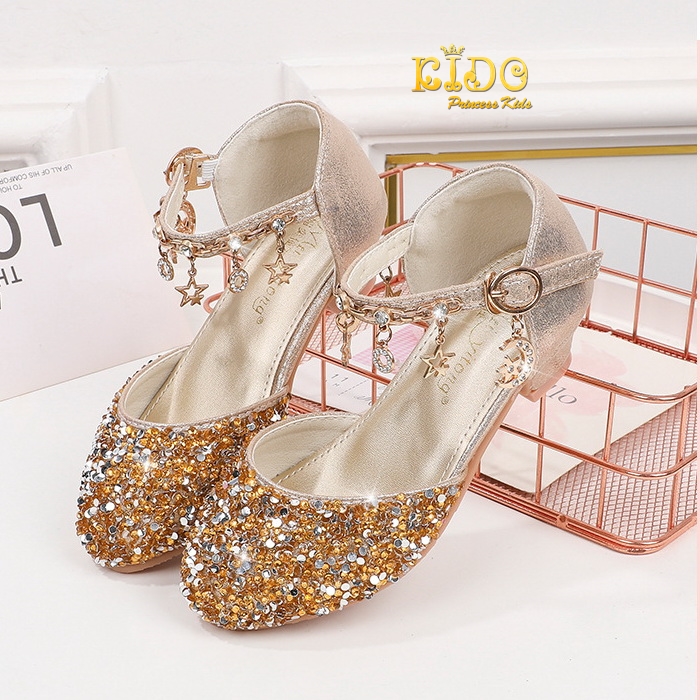 รองเท้าเด็ก(หน้าร้านอยู่รัชดา ลองได้)H100สีทอง เพชรระยิบระยับ เปิดข้าง ประดับห้อยโซ่รูปดาวตรงสายรัดรองเท้า สวยสุดเก๋