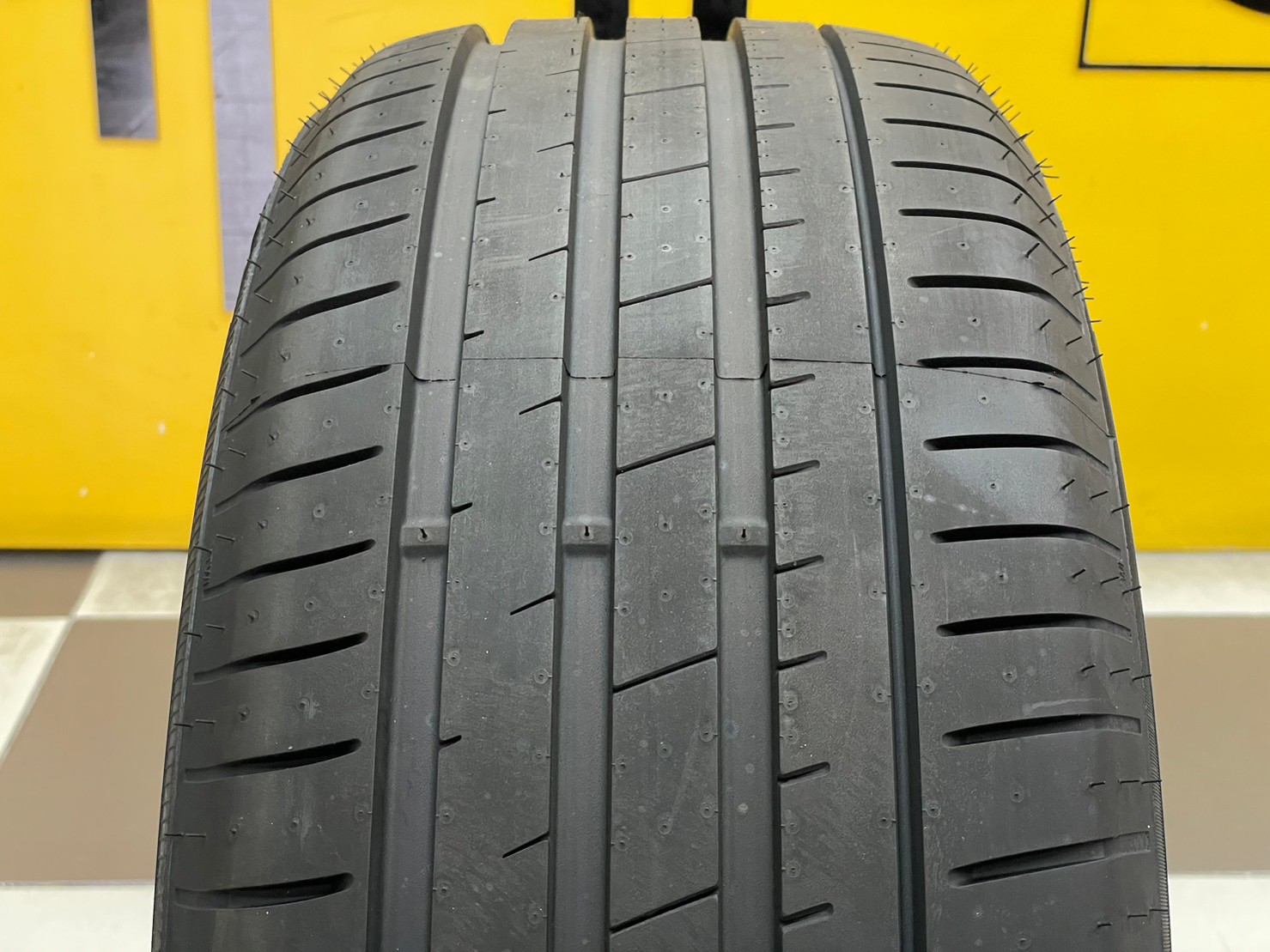 Apollo 225/45R18 Aspire4G ยางใหม่ปี2023