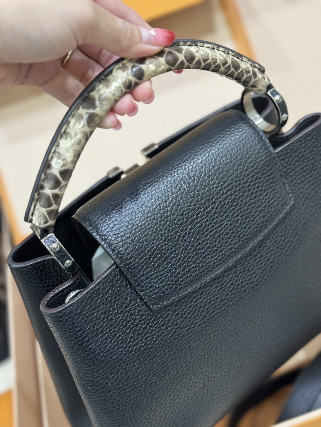 กระเป๋าถือLV Capuchins MM Noir Python