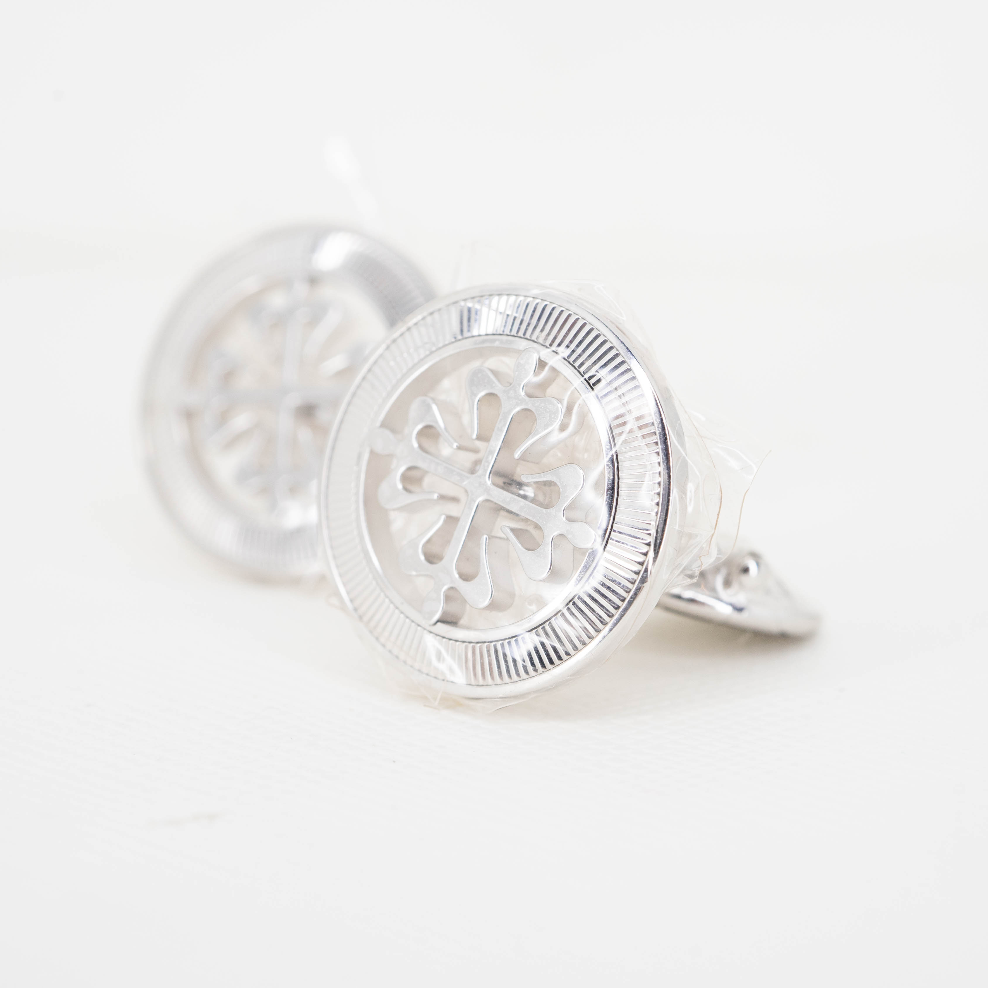 กระดุมข้อมือ Patek Philippe Calatrava Cross Cuff Links. Calatrava Cross decoration, guilloched outer ring. ทองขาว18K Ref.205.9089G-001 (Used) +กล่องและถุงผ้า