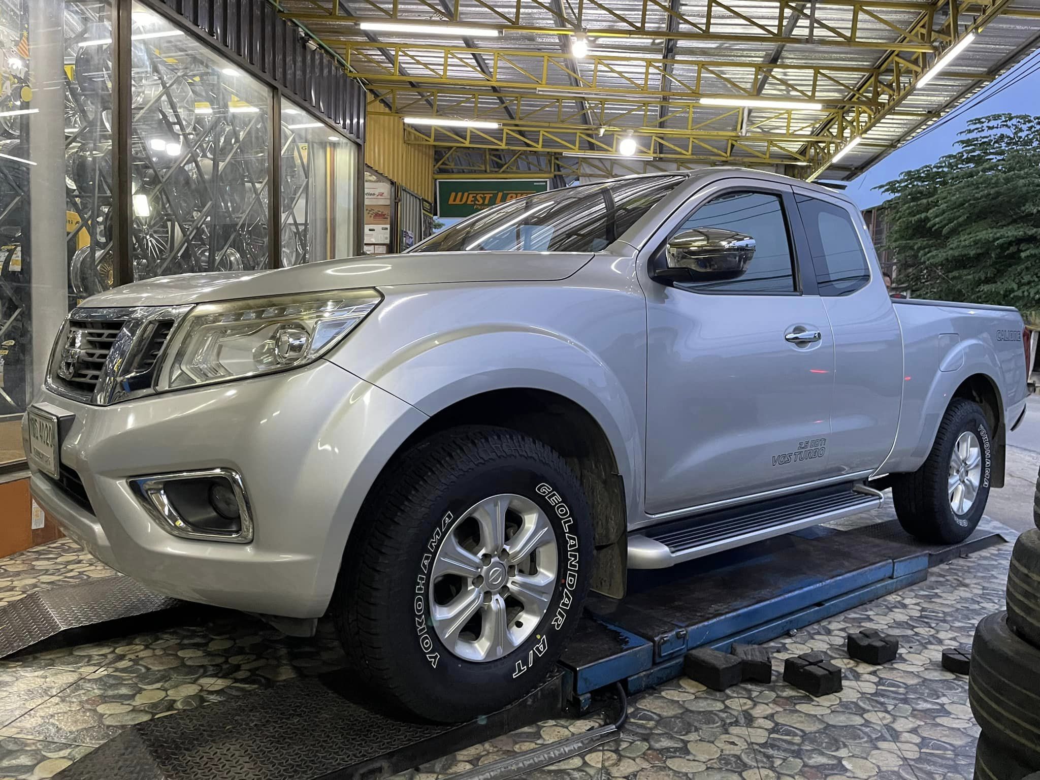 🚘#Nissan_Navara🚘 🛞ยางใหม่ YOKOHAMA GEOLANDAR A/T G015 265/70R16 ยางใหม่ปี2024 ยางตัวหนังสือสีขาว