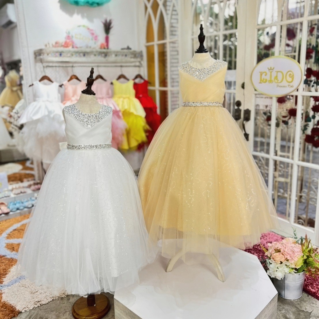 ssชุดราตรีเด็ก(หน้าร้านอยู่รัชดา ลองได้ถ่ายรูปจากชุดจริง)A214สีทอง สีขาว สีชมพู สีแดง สีน้ำเงิน สีฟ้าอกแต่งจีบไหว้เอวปัดเกล็ด กระโปรงยาวสุดหรูหราไฮโซมากๆเลย เดรสออกงานเด็ก