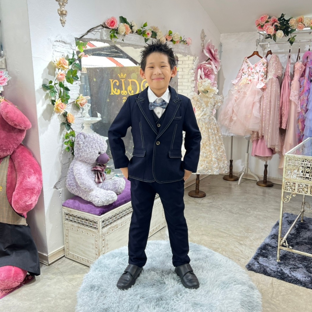 ssชุดสูทเด็กผู้ชาย(หน้าร้านอยู่รัชดา ลองได้ถ่ายรูปจากชุดจริง)S100 เซ็ตสูท 5 ชิ้น สูทสีน้ำเงิน สีดำ แต่งด้ายขาว เชิ้ตขาว มาพร้อมเสื้อกั๊กและโบว์หูกระต่าย กางเกงขายาว สุดเท่ สุดๆ