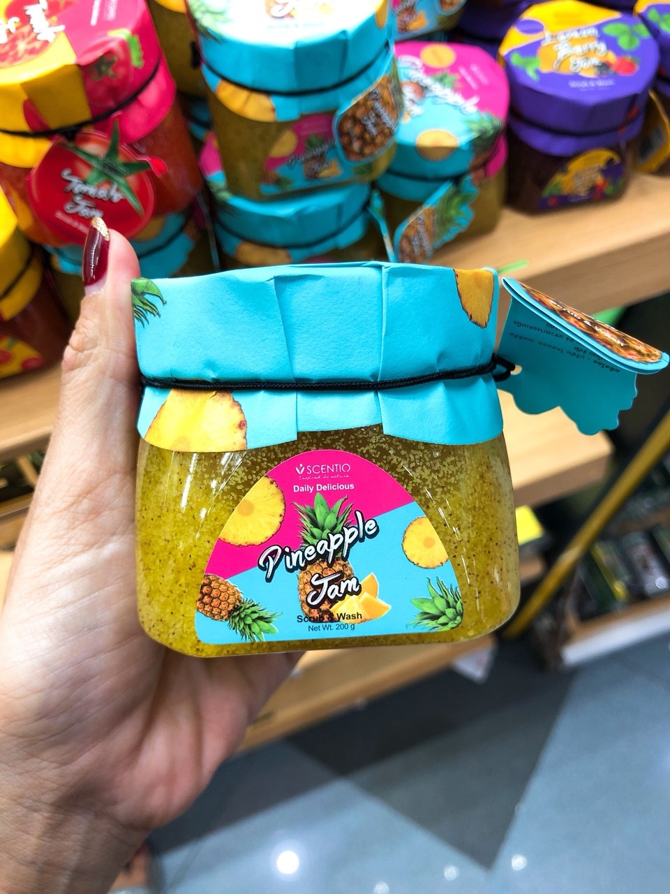 SCENTIO DAILY DELICIOUS SCRUB & WASH เจลอาบน้ำขัดผิว