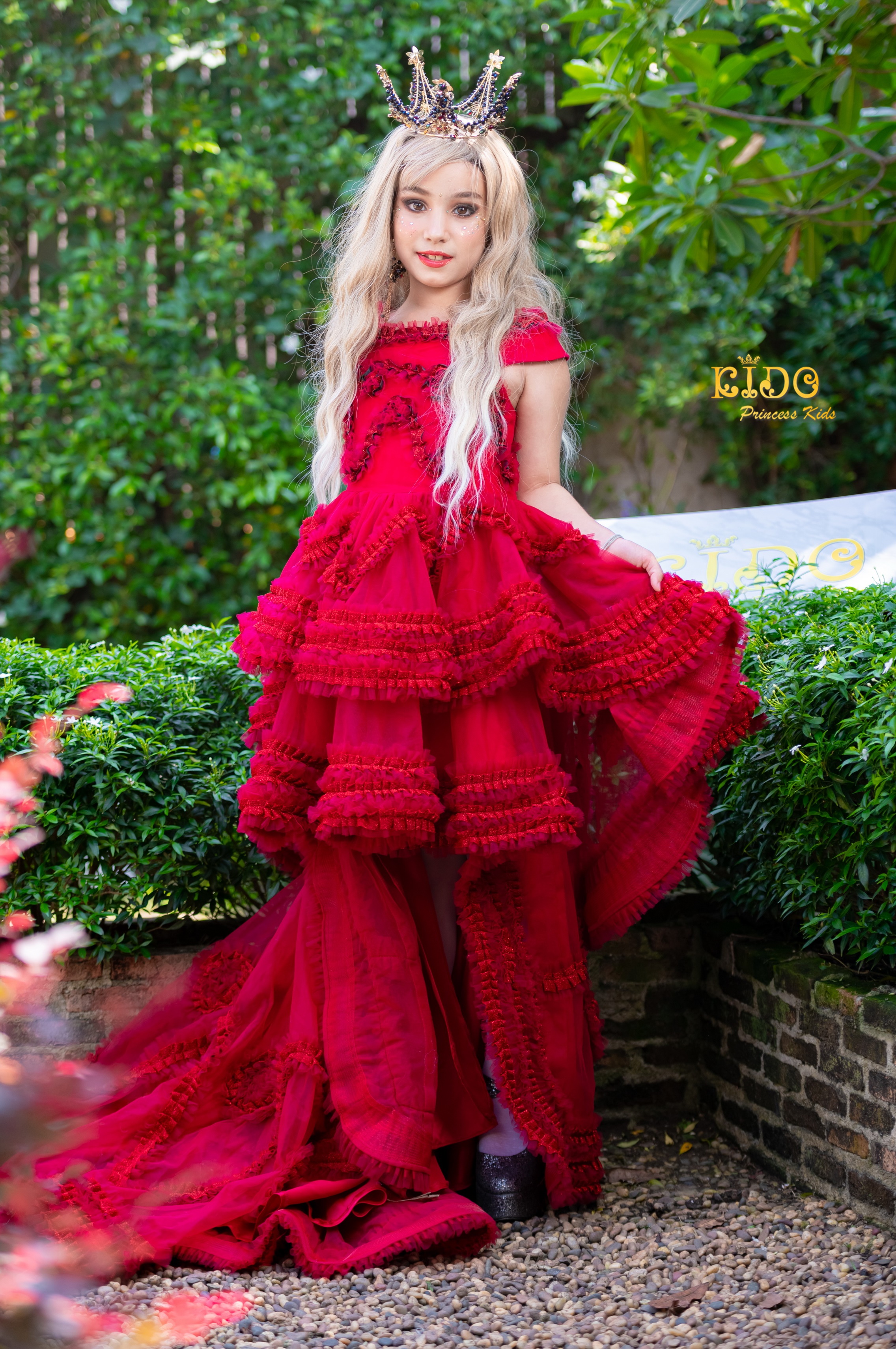 เช่าชุดเด็ก*มีหน้าร้านอยู่รัชดา ลองได้ เปลี่ยนได้ ถ่ายรูปเองจากสินค้าจริง*W18206 ชุดเดินแบบเด็กสีแดงเน้นความหรูที่การตกแต่งด้วยการนำผ้ามาจับจีบระบายแต่งเป็นลวดลายในชุด กระโปรงทรงหน้าสั้นหลังยาวดูเปรี้ยวแบบมีสไตล์ มีแขน