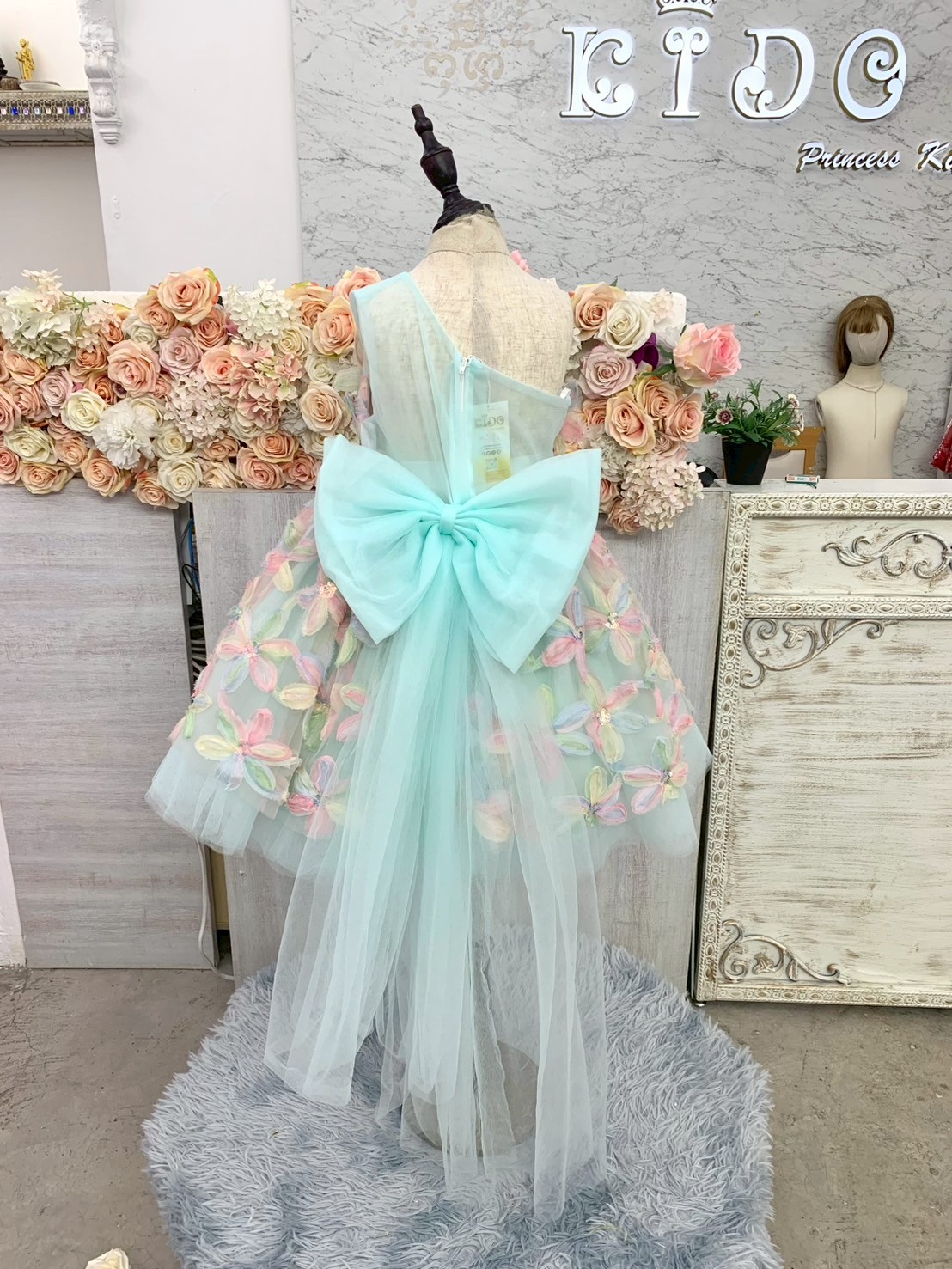 ชุดราตรีเด็ก(หน้าร้านอยู่รัชดา ลองได้ถ่ายรูปเองจากชุดจริง)W19129 สีชมพู กระโปรงสั้น แขนสั้น ดอกไม้น่ารักๆติดรอบชุด