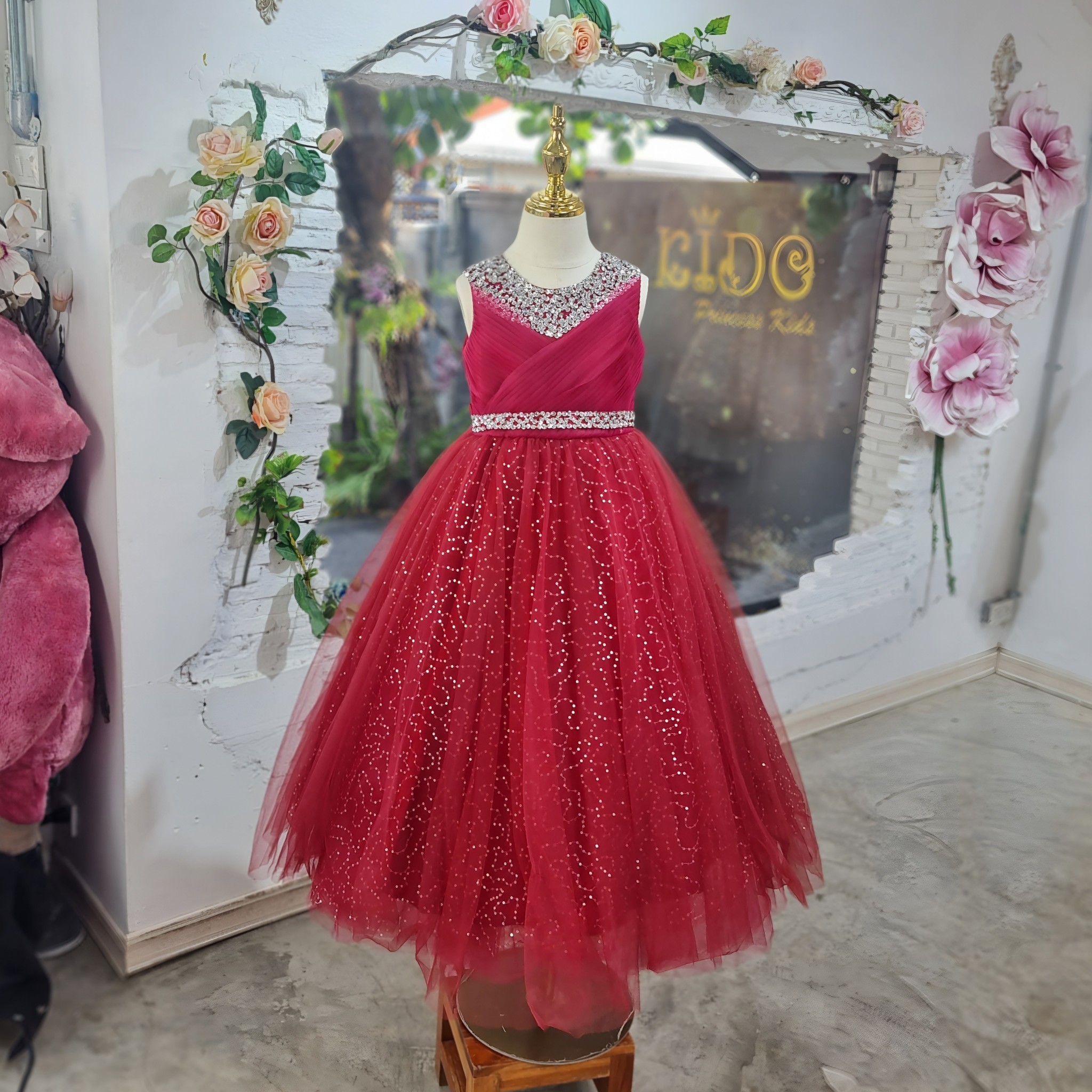 ssชุดราตรีเด็ก(หน้าร้านอยู่รัชดา ลองได้ถ่ายรูปจากชุดจริง)A214สีทอง สีขาว สีชมพู สีแดง สีน้ำเงิน สีฟ้าอกแต่งจีบไหว้เอวปัดเกล็ด กระโปรงยาวสุดหรูหราไฮโซมากๆเลย เดรสออกงานเด็ก