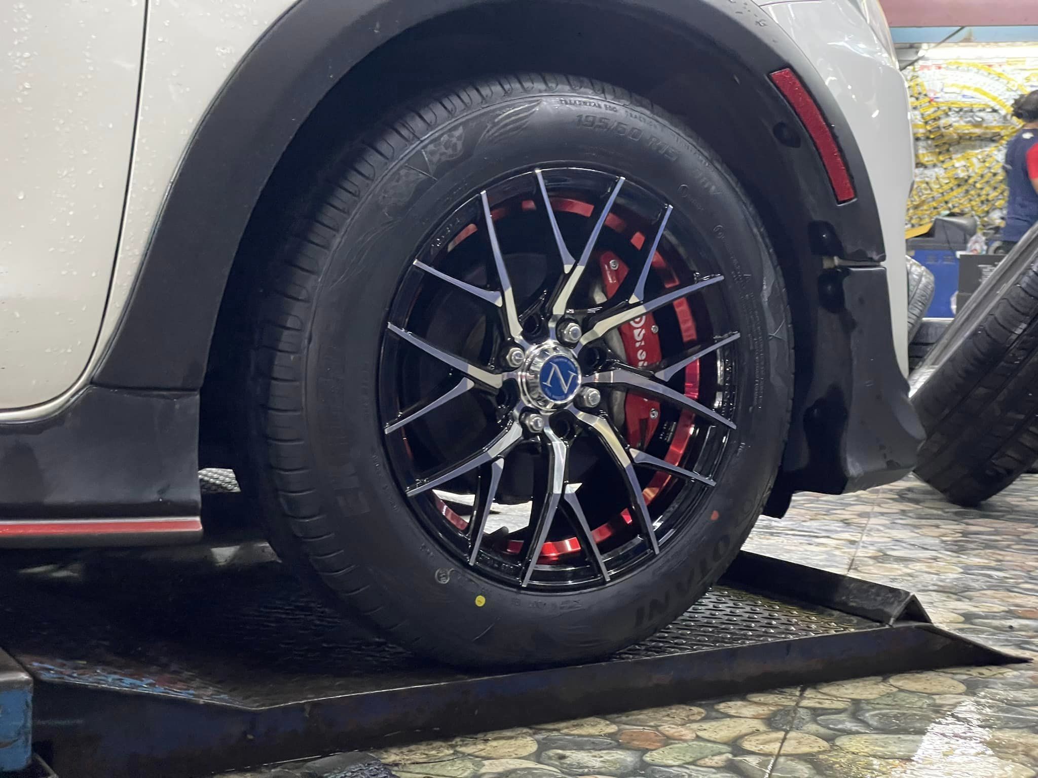 #Suzuki_Swift #จัดชุดล้อพร้อมยาง สวยหรู ราคาเบาๆ #ล้อแม็กซ์NAYA-F153 15x7 ET35 4x100 #อันเดอร์คัตแดง #OTANI_EK1000 195/60R15