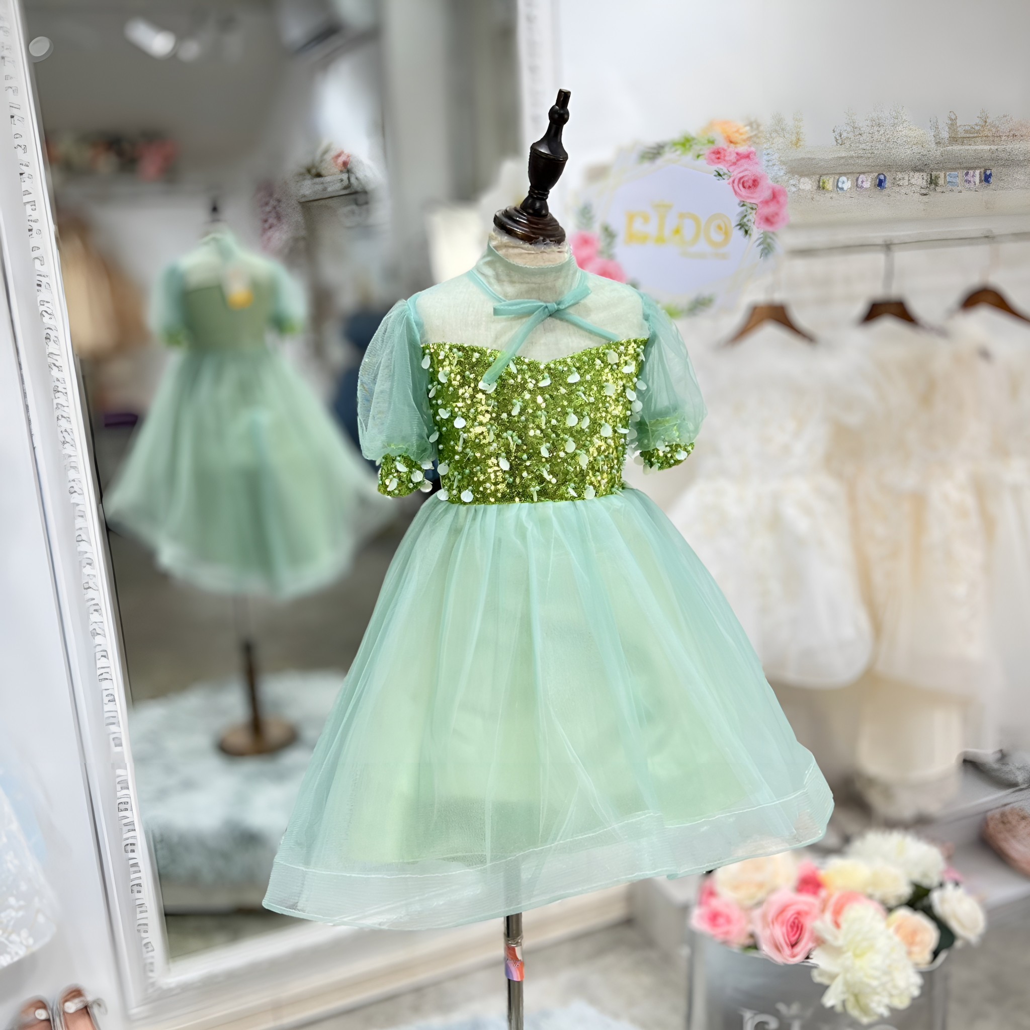 ชุดราตรีเด็ก(หน้าร้านอยู่รัชดา ลองได้ถ่ายรูปจากชุดจริง)W18596 สีเขียว กระโปรงหน้าสั้นหลังยาวซีทรู