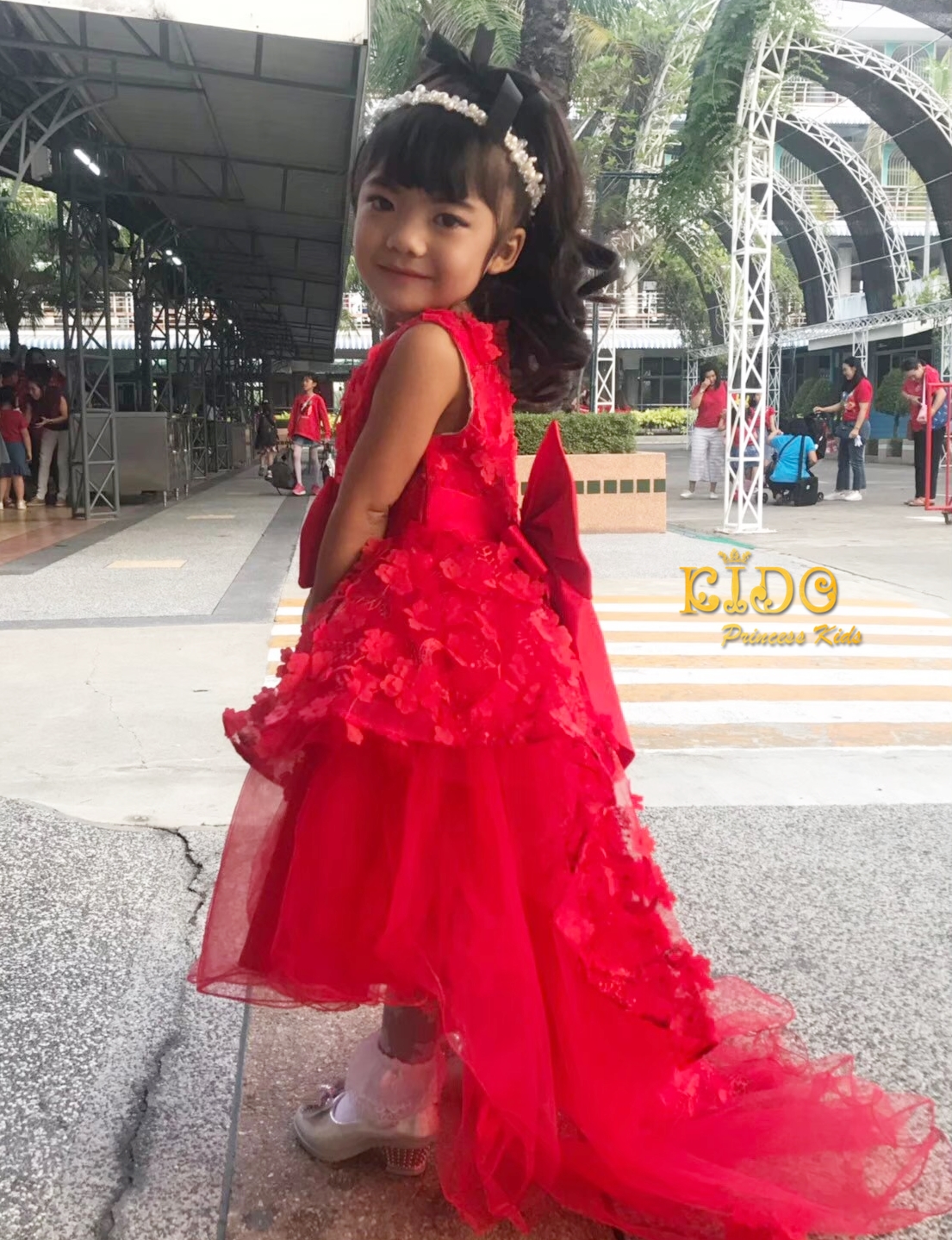 ชุดออกงานเด็ก(หน้าร้านอยู่รัชดา ลองได้ถ่ายรูปจากชุดจริง)E041สีแดง ตกแต่งด้วยดอกไม้ทั้งตัว กระโปรงหน้าสั้นหลังยาว