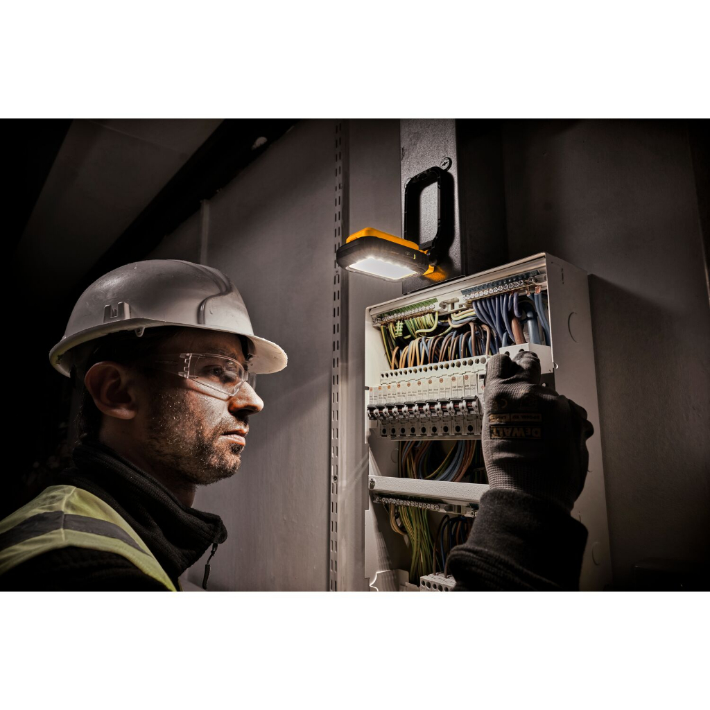 ไฟ LED ส่องทำงานแบบพกพา No.DCL182 DEWALT