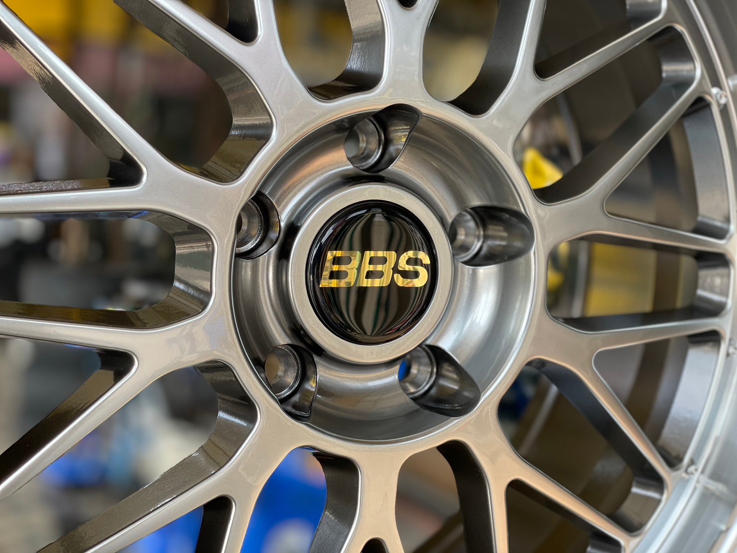 ล้อแม็กซ์ #BBS #LM (FLOW FORMING) Model : F030 18x8.0 ET35 PCD : 5x120 CB: 72.56 Color : HBLP ตรงสเปค BMW 18" 5รู120 สีไฮเปอร์ซิลเวอร์ หมุดเงิน