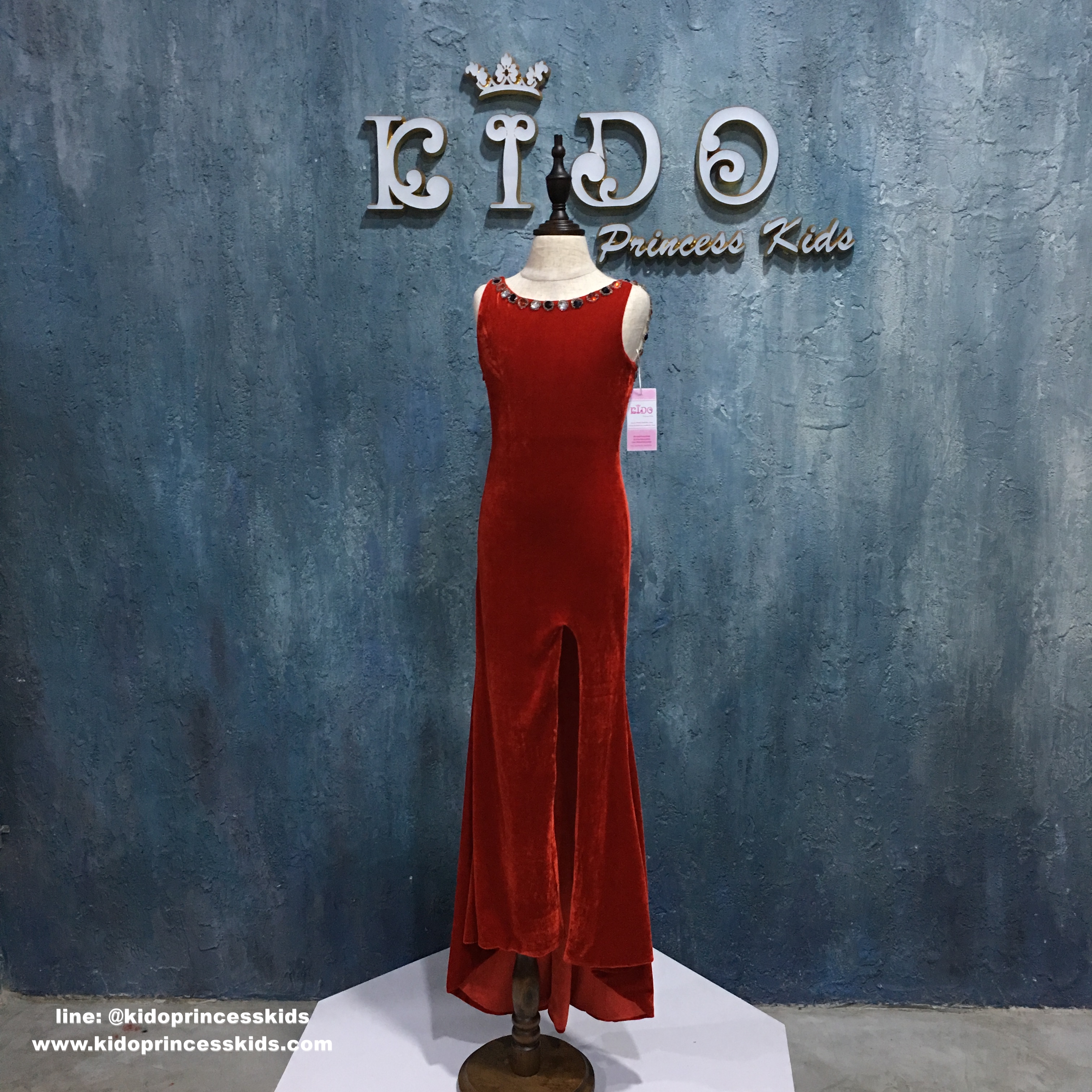 เช่าชุดเด็ก*มีหน้าร้านอยู่รัชดา ลองได้ เปลี่ยนได้ ถ่ายรูปเองจากสินค้าจริง*W18088 ชุดราตรีเด็กสีแดงเว้าหลัง หางปลา เรียบหรู