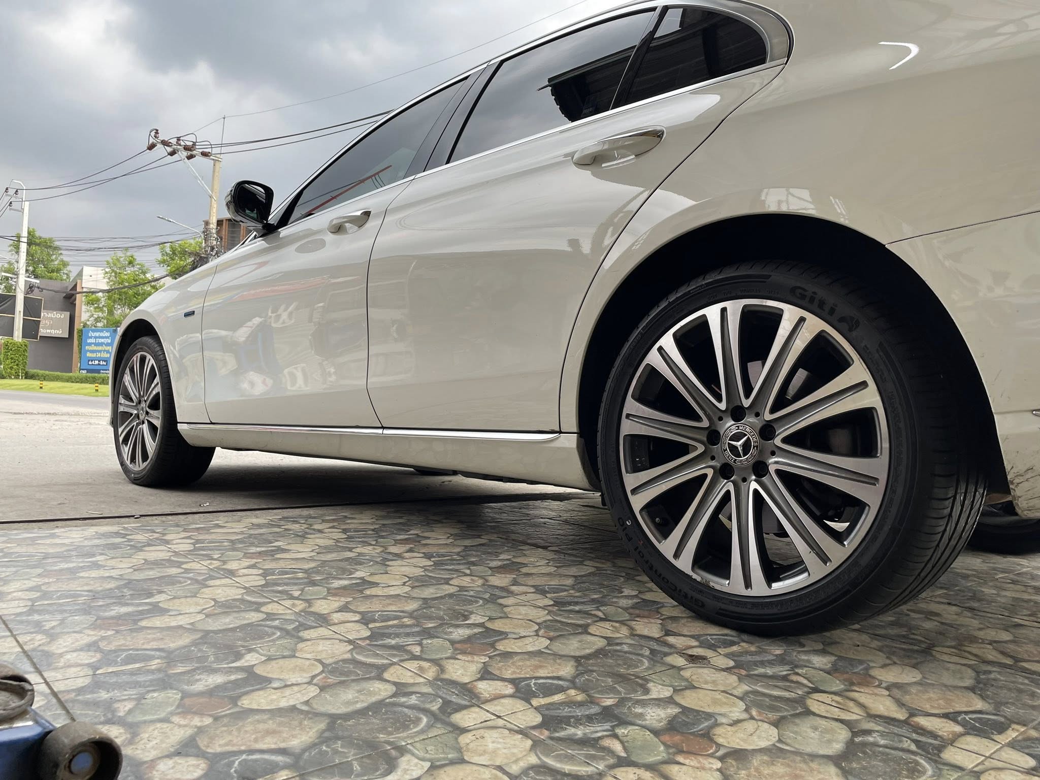 BENZ_E300e 🚘เปลี่ยนยาง 🛞🐘#GITI_ControlP10_245/40RF19 🛞 #GITI_ControlP10_275/35RF19 🛞 #RUNFLAT