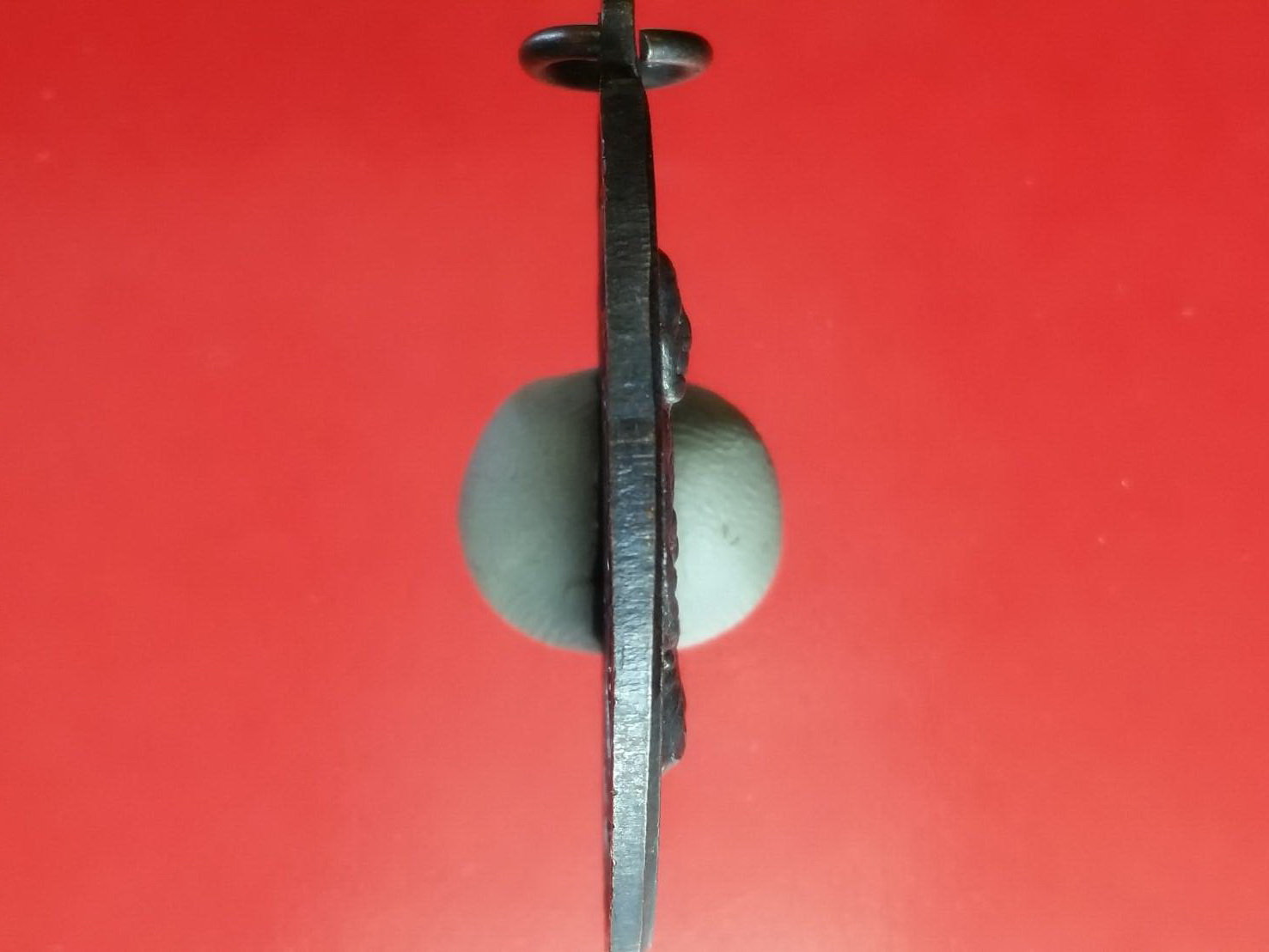 เหรียญคุกเข่า หลวงพ่อแดง วัดเขาบันไดอิฐ จ.เพชรบุรี ปี 2517 เนื้อทองแดงรมดำ