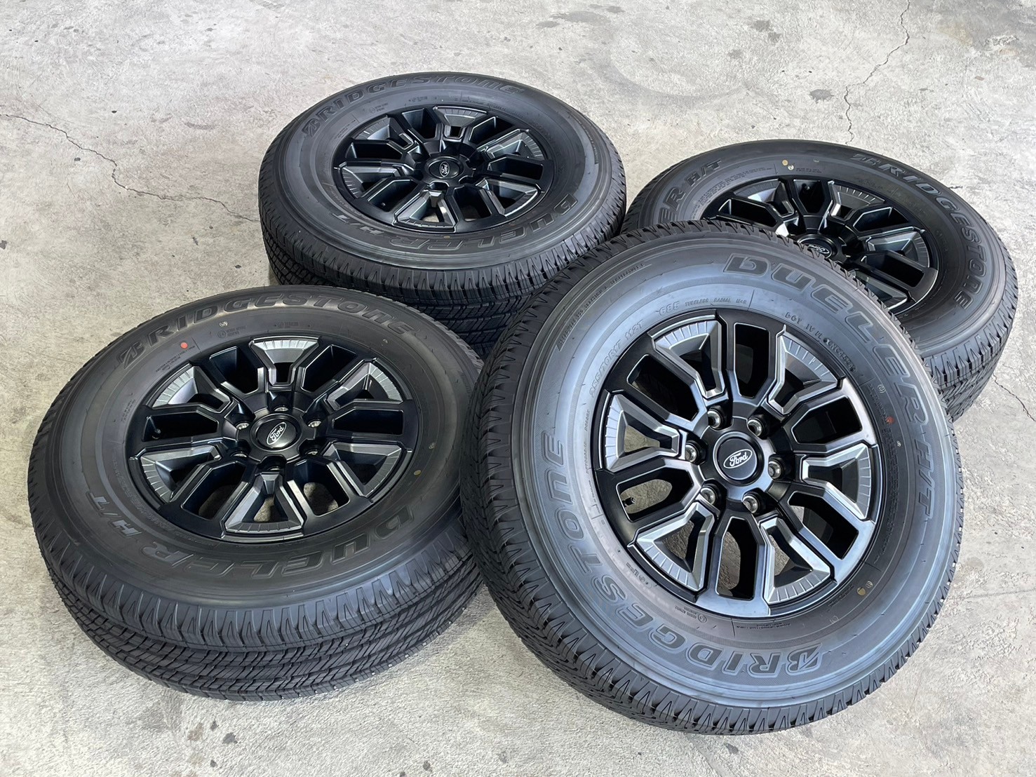 ล้อแม็กป้ายแดง FORD RANGER XLS ขอบ17 พร้อมยาง BRIDGESTONE 255/70R17 ยางปลายปี24 ล้อถอดจากศูนย์ยังไม่ลงพื้น ราคาพิเศษเพียงชุดละ18900บาท